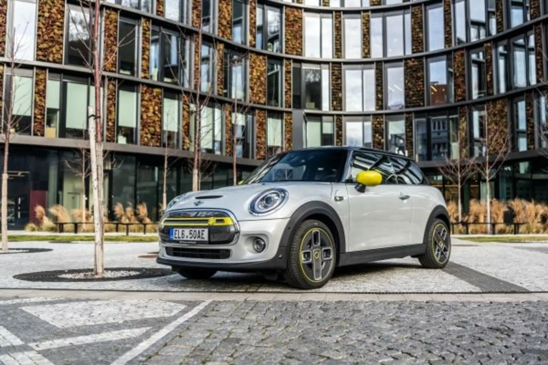 Mini Cooper 3 portes 2018 en schéma de couleurs bicolore avec pare-choc avant, grille, phares LED et conception unique des roues en alliage sous un angle bas dans un cadre urbain