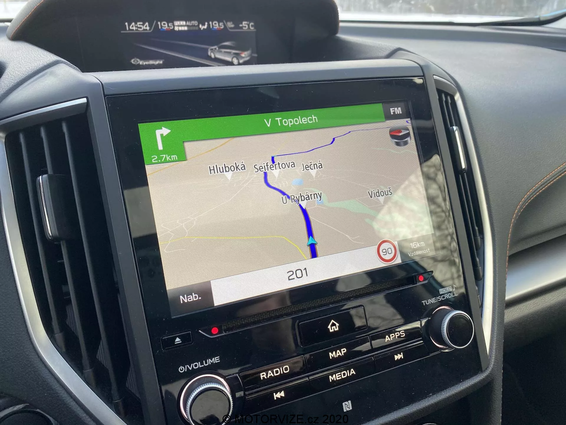 Console centrale du Subaru XV 2018 se concentrant sur le système d'infodivertissement, affichant une carte de navigation à l'écran, avec des boutons pour le volume, la radio, les médias, les applications et les réglages de la voiture, commandes supplémentaires de climatisation partiellement visibles, affichant un itinéraire GPS, l'heure (14h54), la température extérieure (-5,5°C), des indicateurs de connectivité suggérant une fonctionnalité Bluetooth ou Wi-Fi, mettant en avant la technologie automobile moderne.