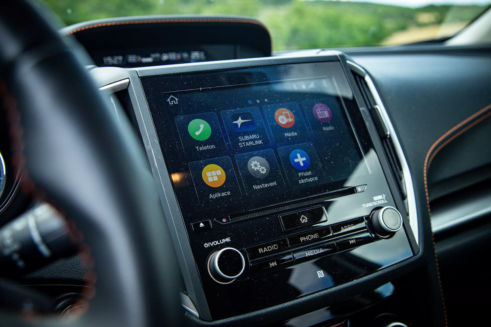 Vue rapprochée du système d'infodivertissement tactile de la Subaru XV 2021 situé sur la console centrale, du point de vue du conducteur, présentant des applications de navigation, de connectivité téléphonique, et de streaming musical
