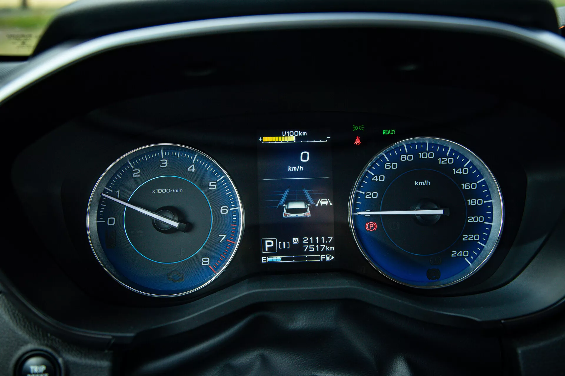 Vue détaillée du tableau de bord de la Subaru XV 2021 du point de vue du conducteur, avec tachymètre, compteur de vitesse et affichage numérique montrant la vitesse, la position du levier de vitesse, le kilométrage et le compteur partiel, ainsi que divers indicateurs et témoins d'alerte