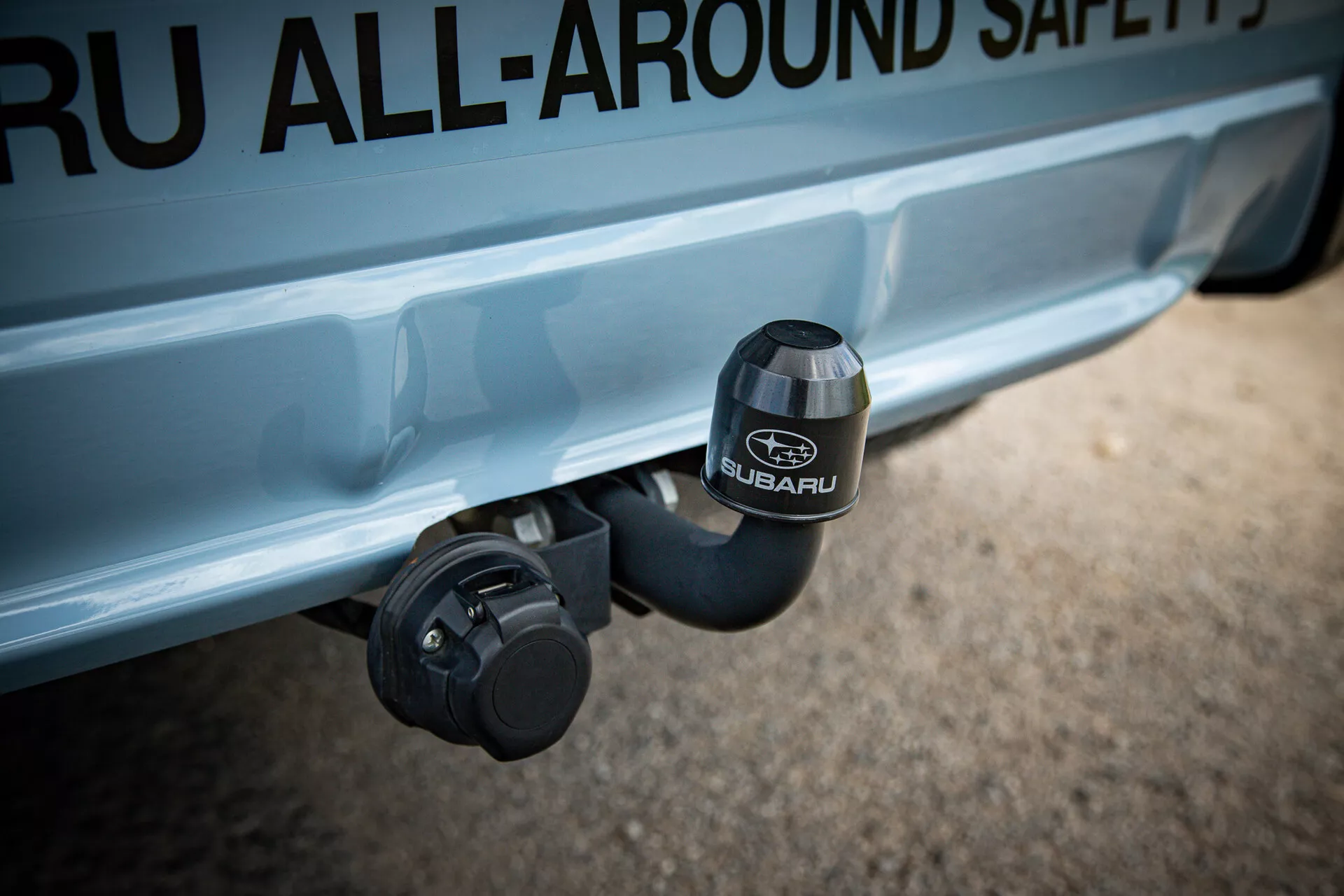 Vue rapprochée de la zone d'attelage arrière du Subaru XV 2021 avec le logo SUBARU en relief sur le couvercle de l'attelage, mettant en lumière les caractéristiques de sécurité et d'aventure