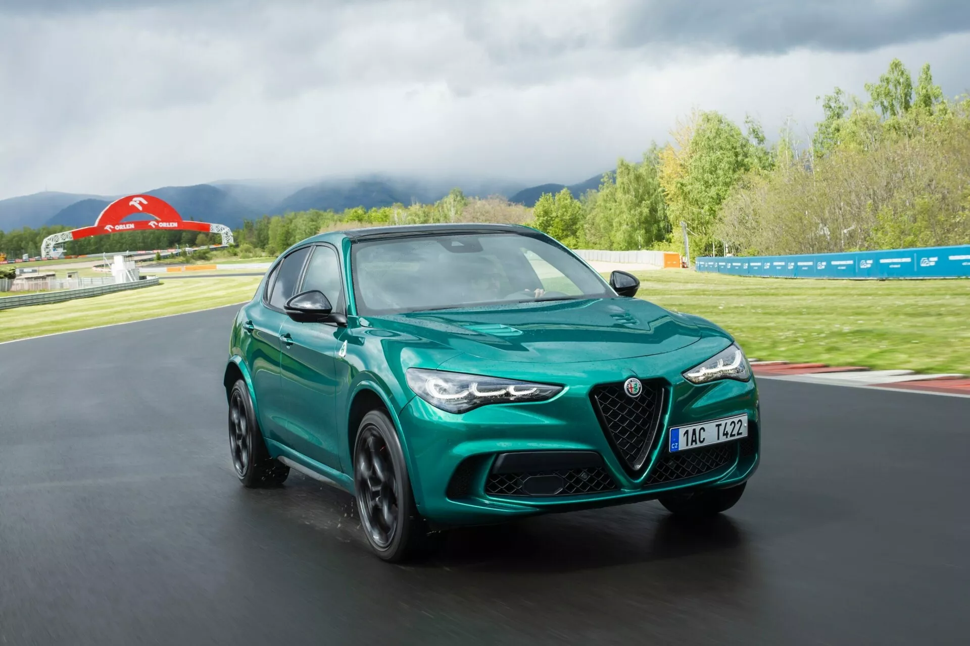 Alfa-Romeo Giulia Quadrifoglio 2023 en rouge vif montrant son design élégant, son aérodynamique avancée et sa posture puissante