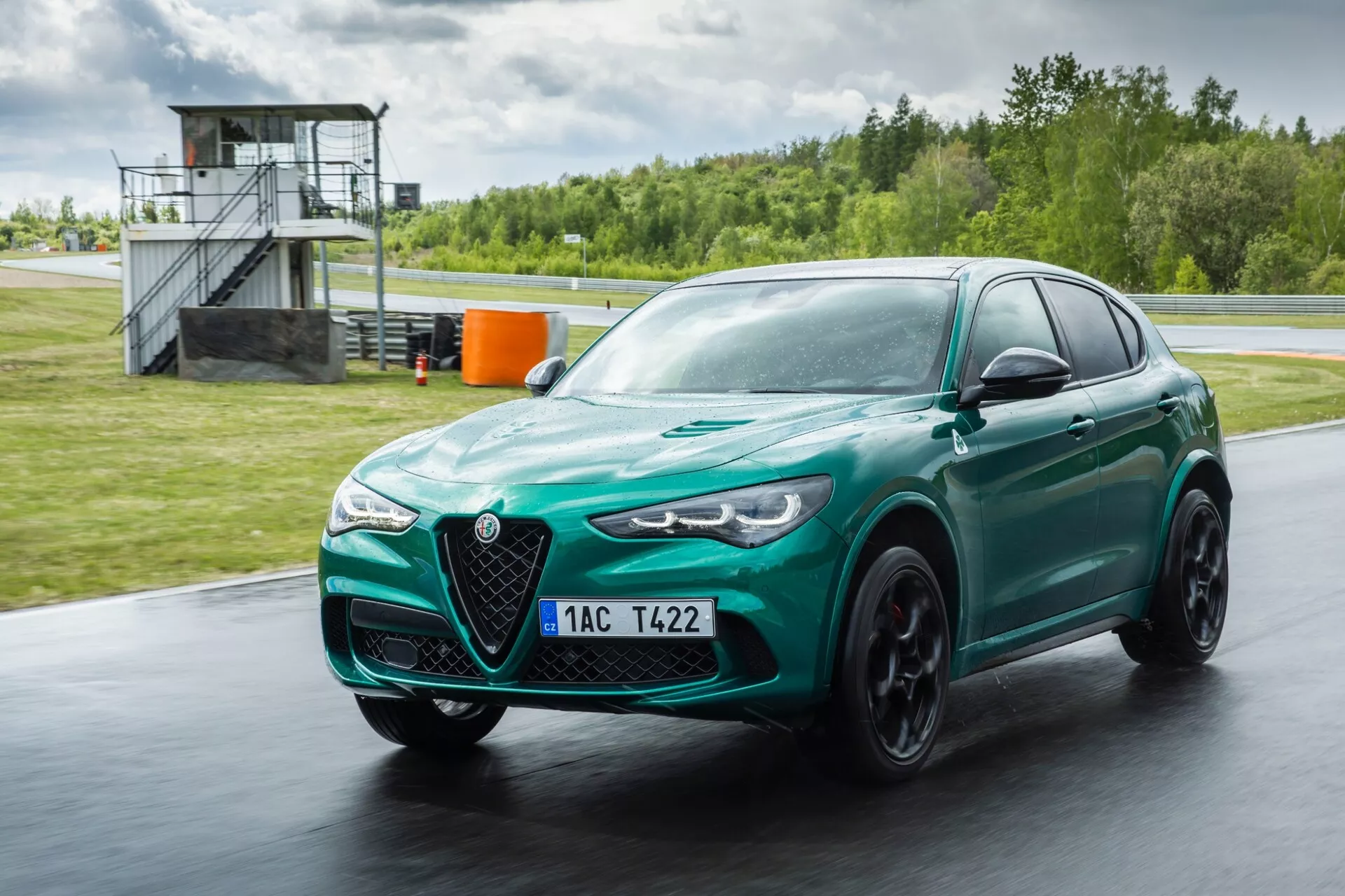 Alfa Romeo Giulia Quadrifoglio 2023 en couleur rouge métallisé montrant une aérodynamique avancée, un design élégant avec grille en forme de V distinctive et phares bi-xénon