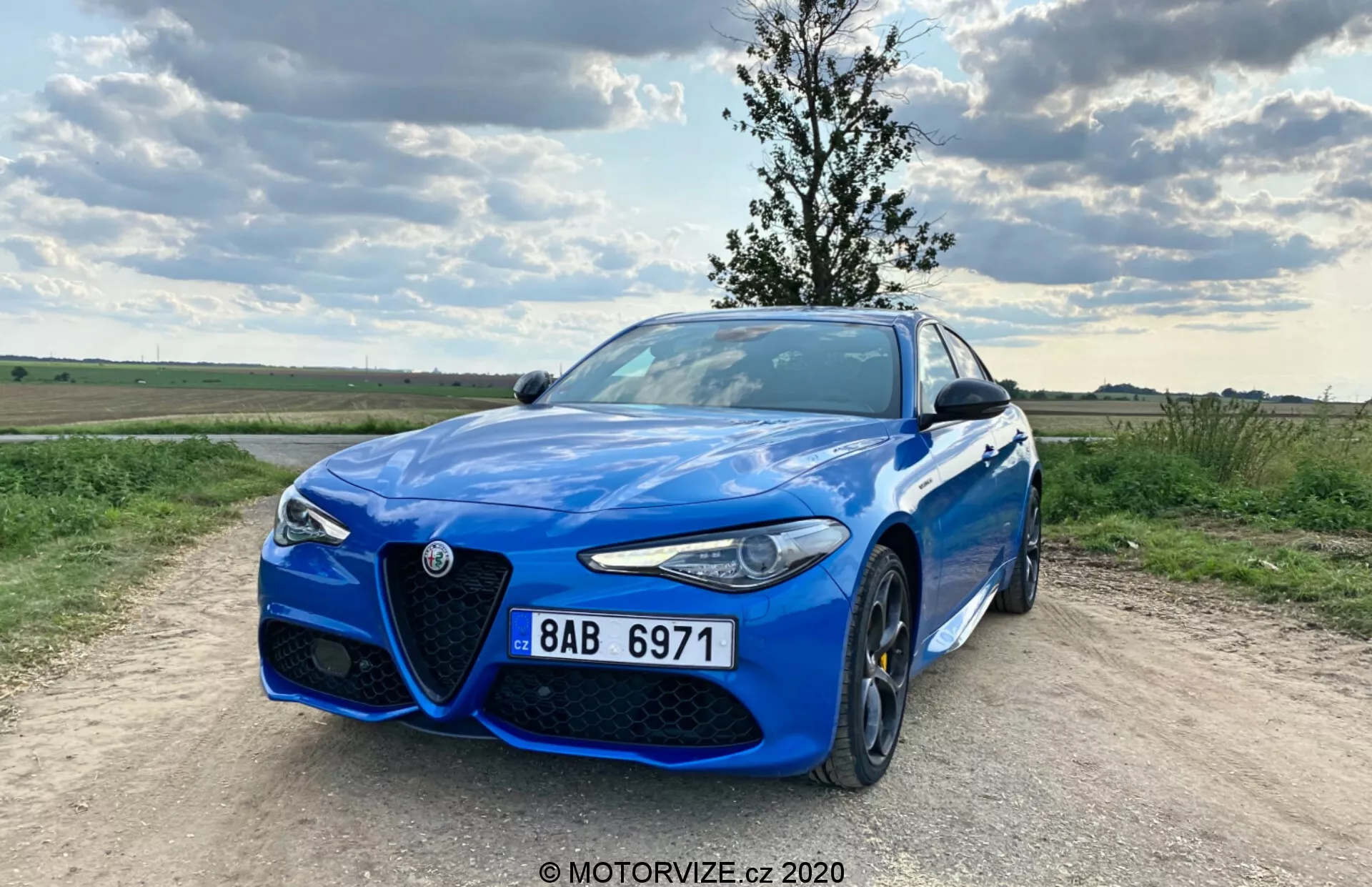 Alfa Romeo Giulia 2016, une berline sportive et élégante de qualité supérieure avec une calandre distinctive, des courbes stylisées et une haute performance