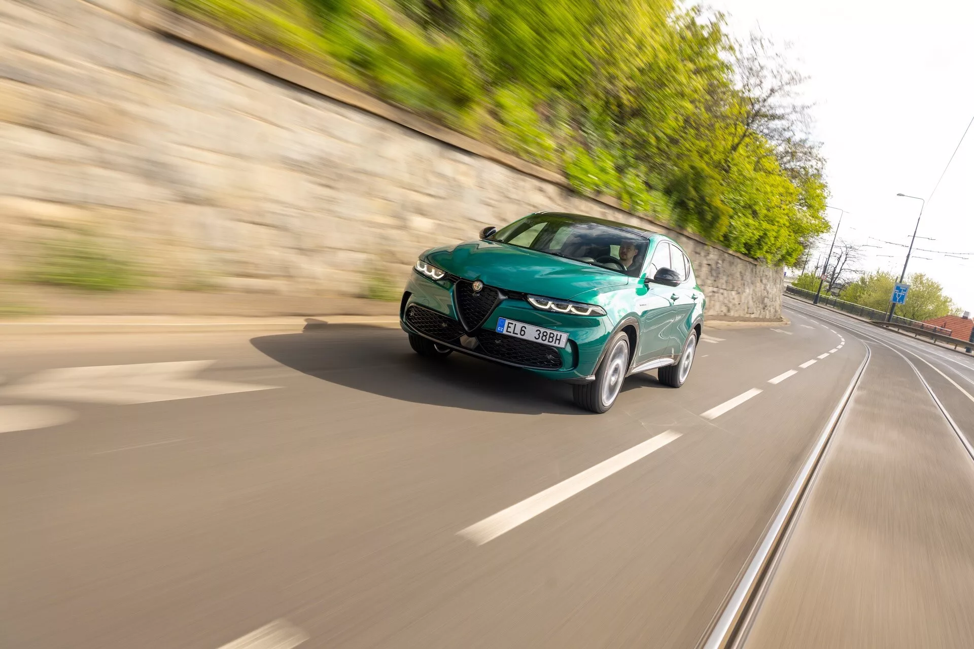 Élégante Alfa-Romeo Tonale 2022 dans une pose dynamique mettant en valeur son design épuré et ses caractéristiques avancées
