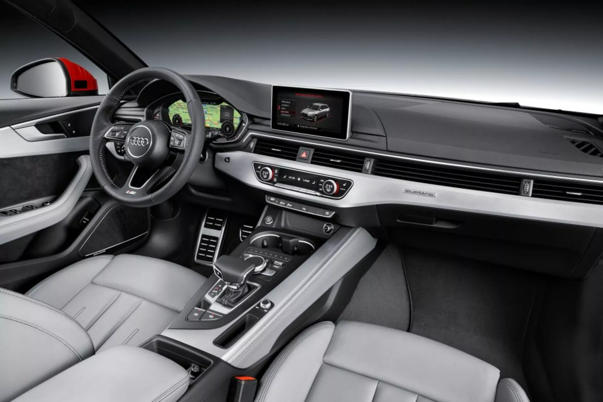 Vue intérieure de l'Audi A4 Limousine 2019 mettant en évidence le côté conducteur avec volant à trois branches, cluster d'instruments, écran d'infodivertissement avec navigation, levier de vitesse automatique, sièges en cuir clair avec renforts latéraux prononcés, et détails de finition en bois et métal brossé