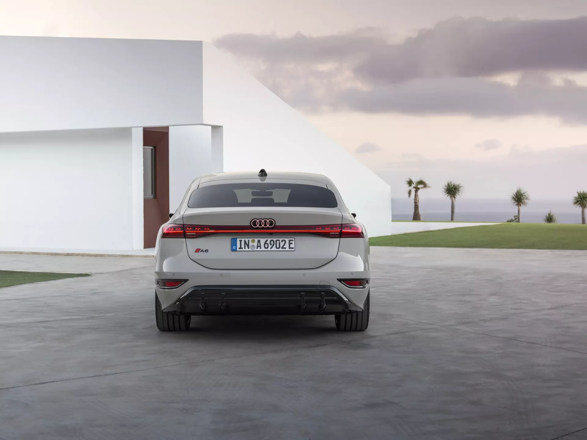 Modèle Audi A6 e-Tron 2024 GH avec design élégant, groupe motopropulseur électrique avancé, phares LED, carrosserie aérodynamique, intérieur luxueux, système d'infodivertissement de pointe et technologie de pointe.