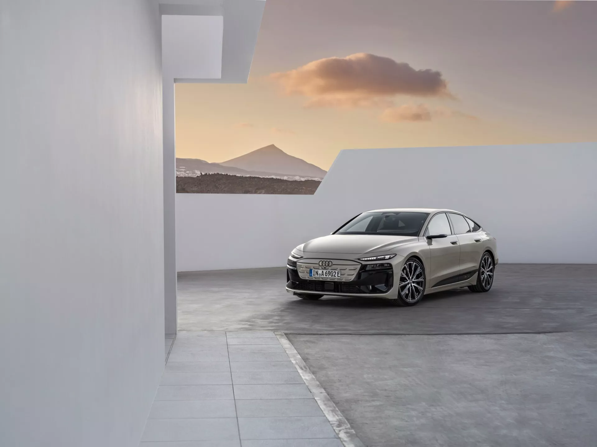 L'Audi A6 e-Tron 2024 présente un design aérodynamique époustouflant avec des lignes élégantes, une technologie EV avancée, un éclairage LED et un intérieur moderne et luxueux.