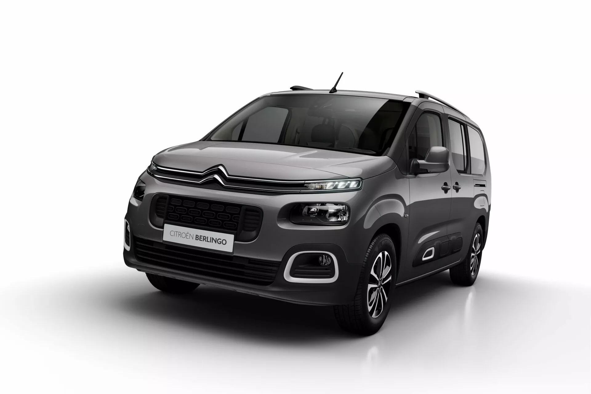 Photo en studio du Citroën Berlingo 2021 montrant le profil avant et latéral avec grille proéminente, phares LED, feux de brouillard, pare-chocs élégant, jantes en alliage et carrosserie métallique mettant en avant les caractéristiques de design et technologie