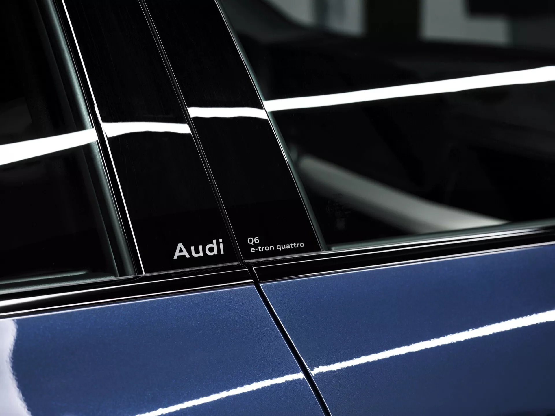 Vue de profil latéral haute résolution de l'Audi Q6-e-tron quattro 2024 en bleu profond avec finition brillante, montrant une marque proéminente et des caractéristiques de design détaillées, mettant en évidence le pilier B entre les portes et la lumière réfléchissante.