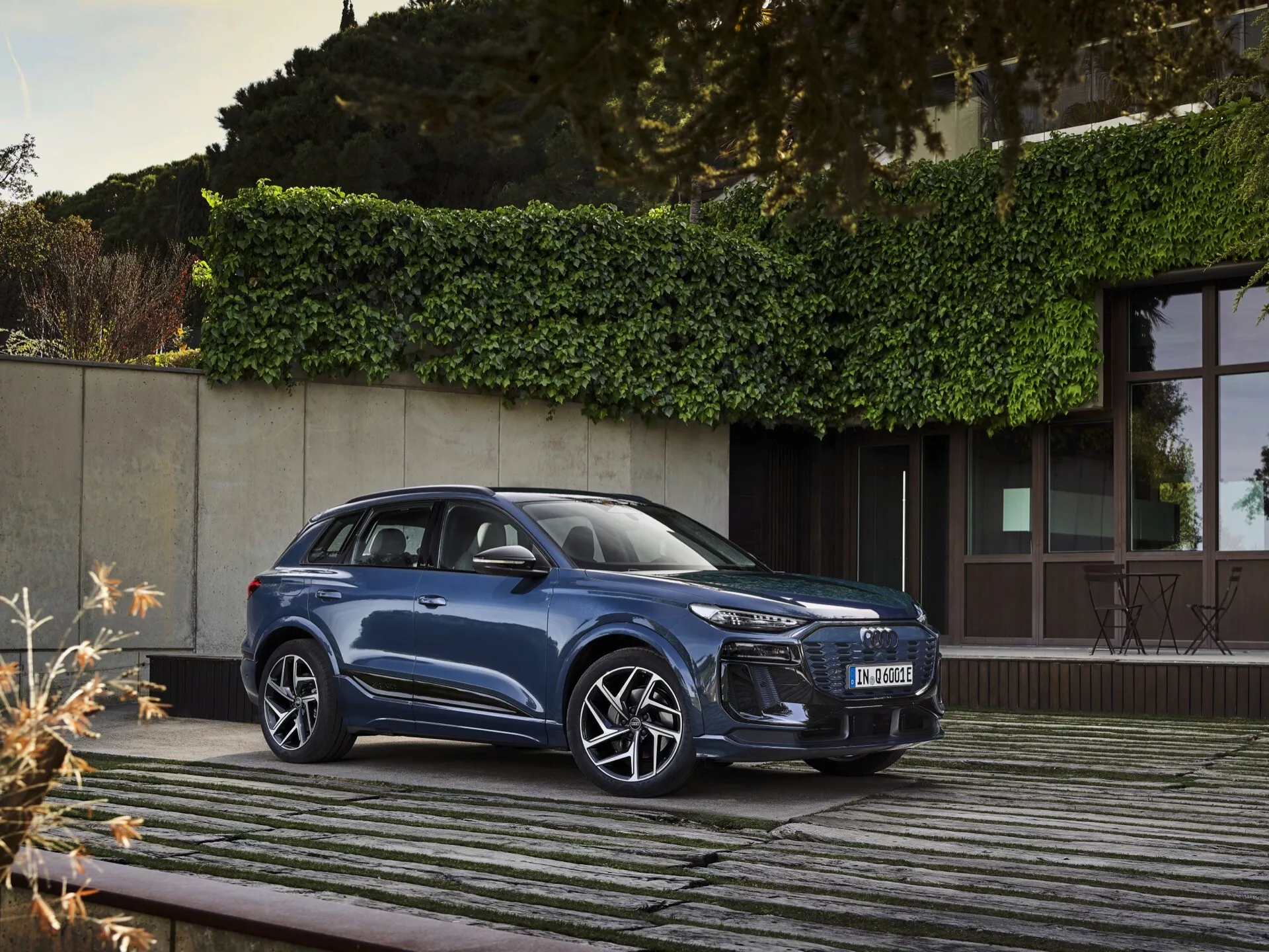 Audi Q6 e-tron 2024 GF SUV électrique avec design élégant, technologie avancée et confort luxueux sur une route pittoresque