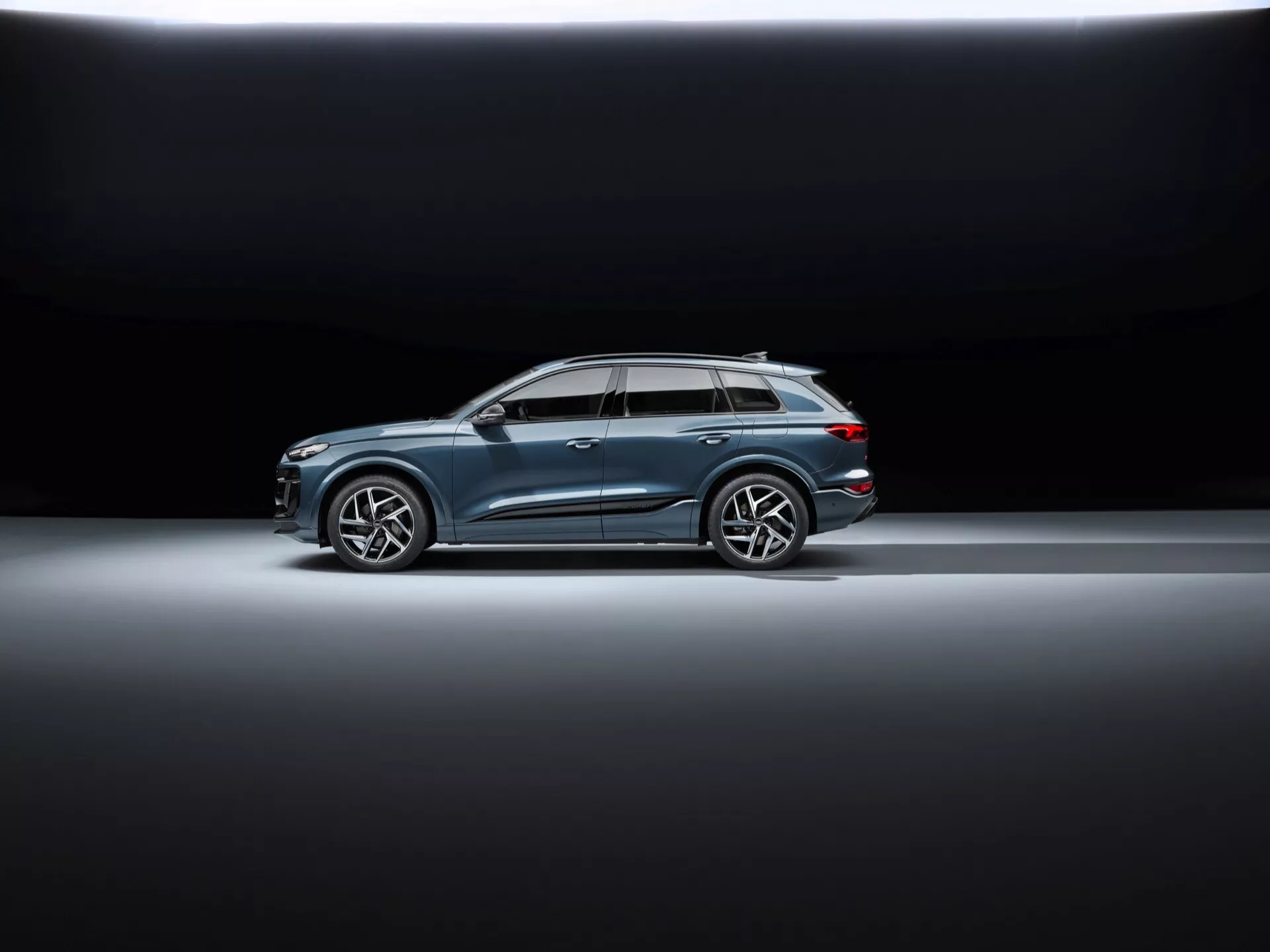 Audi Q6 e-tron 2024 - Présentant un design élégant, une technologie électrique avancée, un intérieur innovant et des capacités de haute performance.