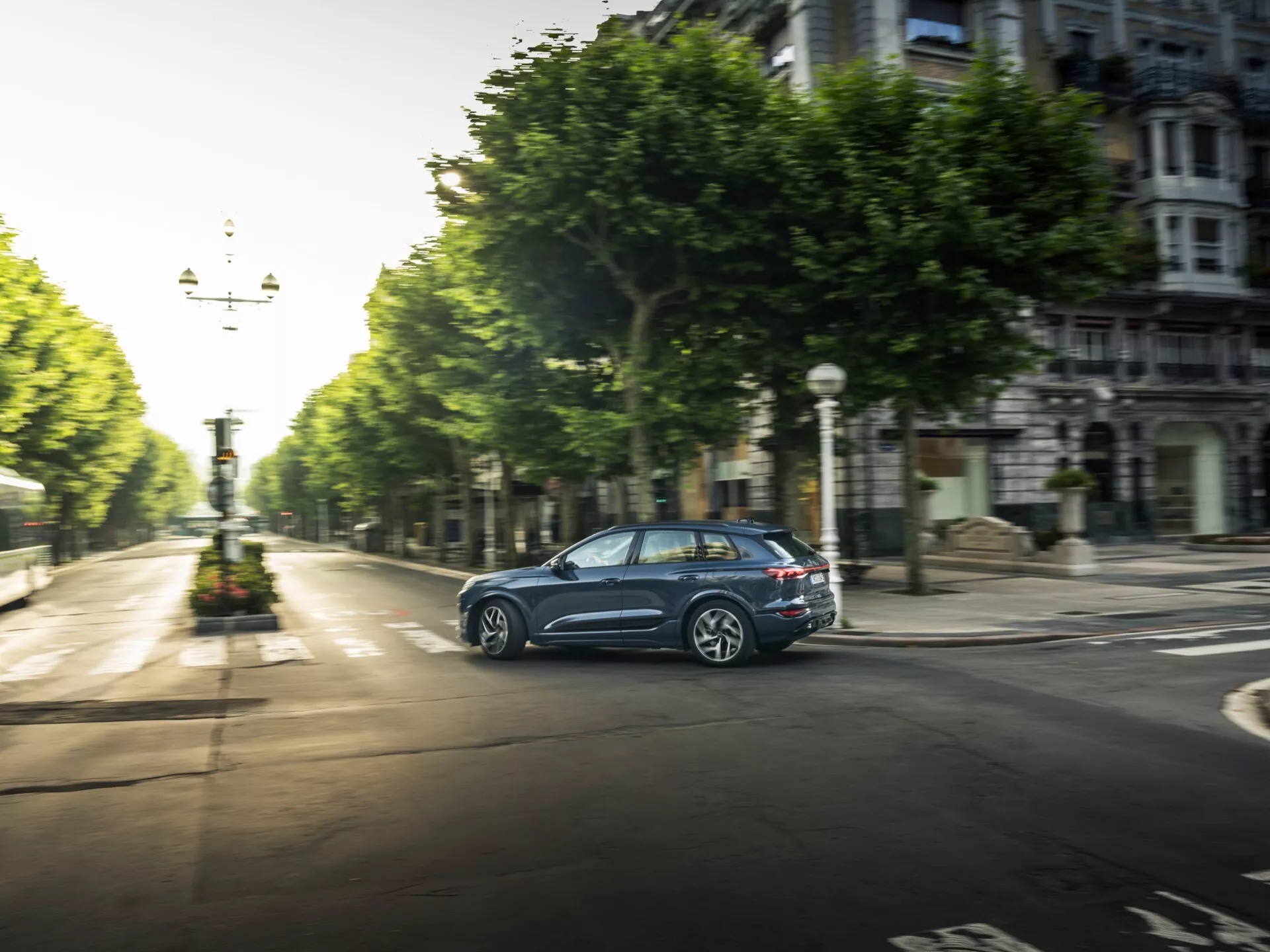 Audi Q6 e-tron 2024 SUV électrique de luxe, présentant un design aérodynamique élégant, une technologie de pointe, des intérieurs haut de gamme et des fonctionnalités de sécurité avancées, photographié dans un cadre urbain moderne.