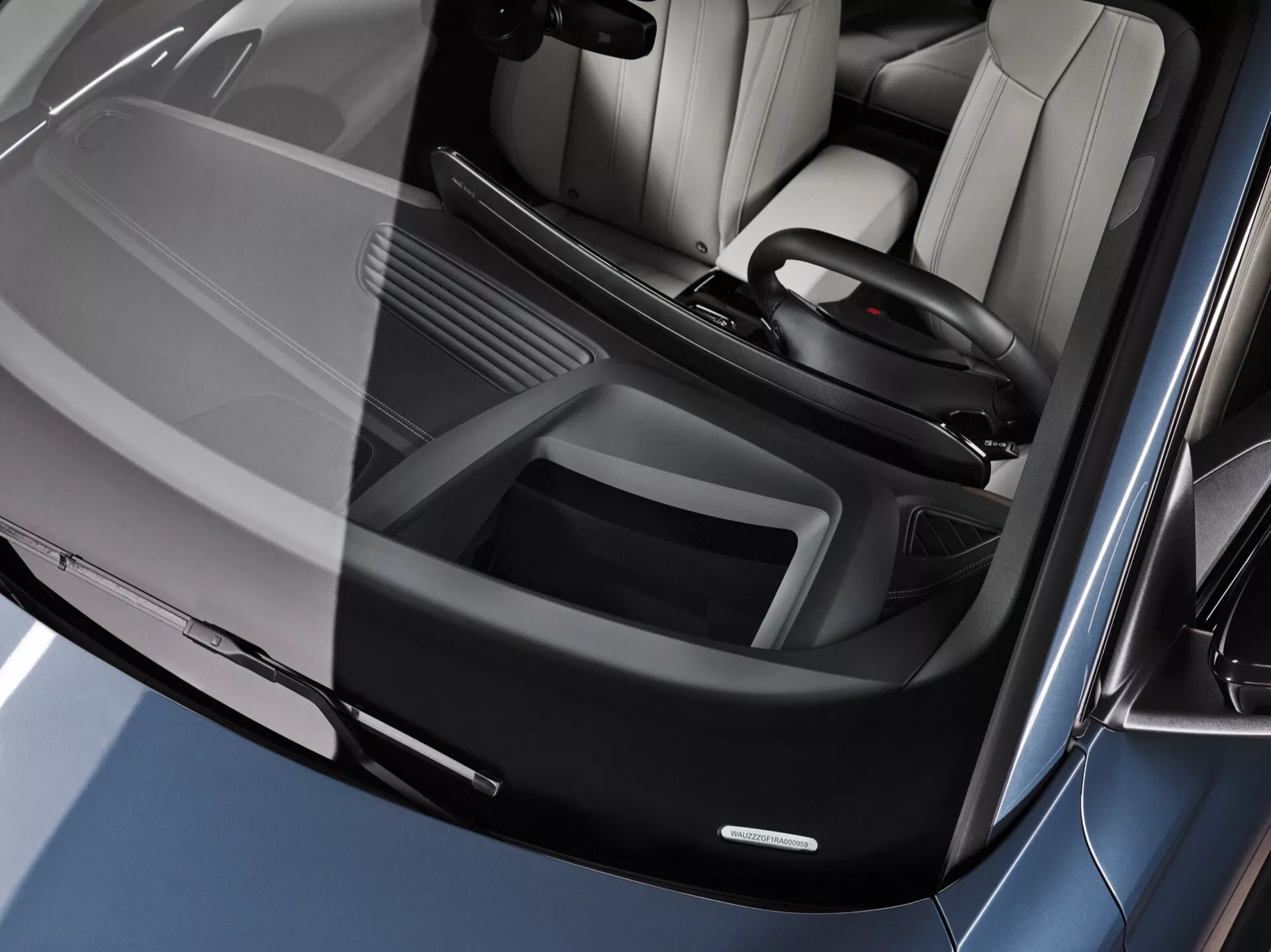 Vue latérale de l'élégant et futuriste Audi Q6 e-tron 2024, mettant en valeur ses lignes de design élégantes, son profil aérodynamique et son ingénierie électrique de pointe.