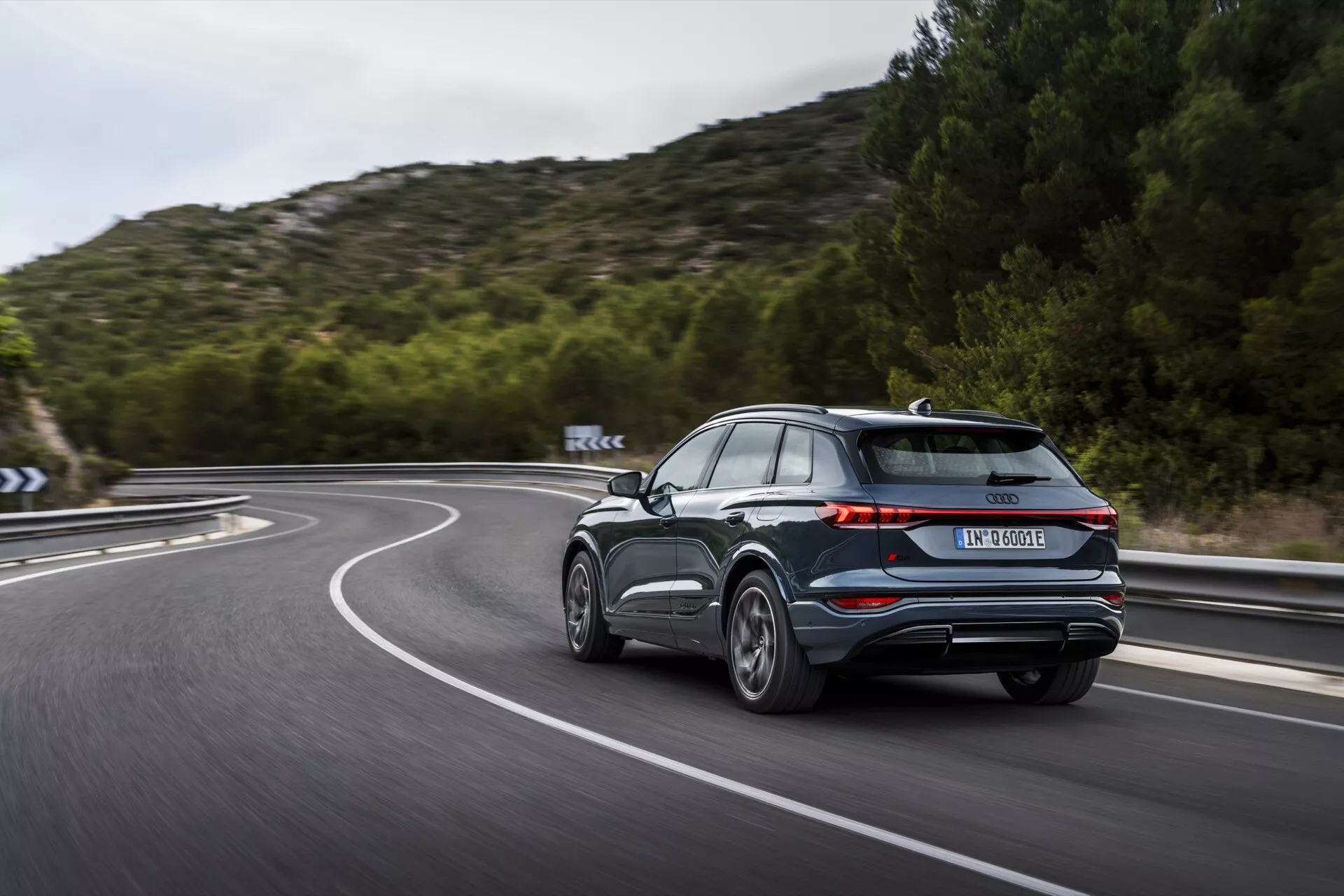 L'Audi Q6 e-tron 2024 est un SUV entièrement électrique de pointe qui dispose de fonctionnalités technologiques avancées, d'un design élégant et d'un intérieur spacieux et luxueux. Ce modèle représente l'avenir de la conduite écologique avec son moteur électrique puissant, ses capacités de charge rapide et son autonomie étendue. L'extérieur moderne, doté des phares à LED signature d'Audi et de lignes aérodynamiques, met en évidence l'engagement du véhicule envers la durabilité et l'innovation.