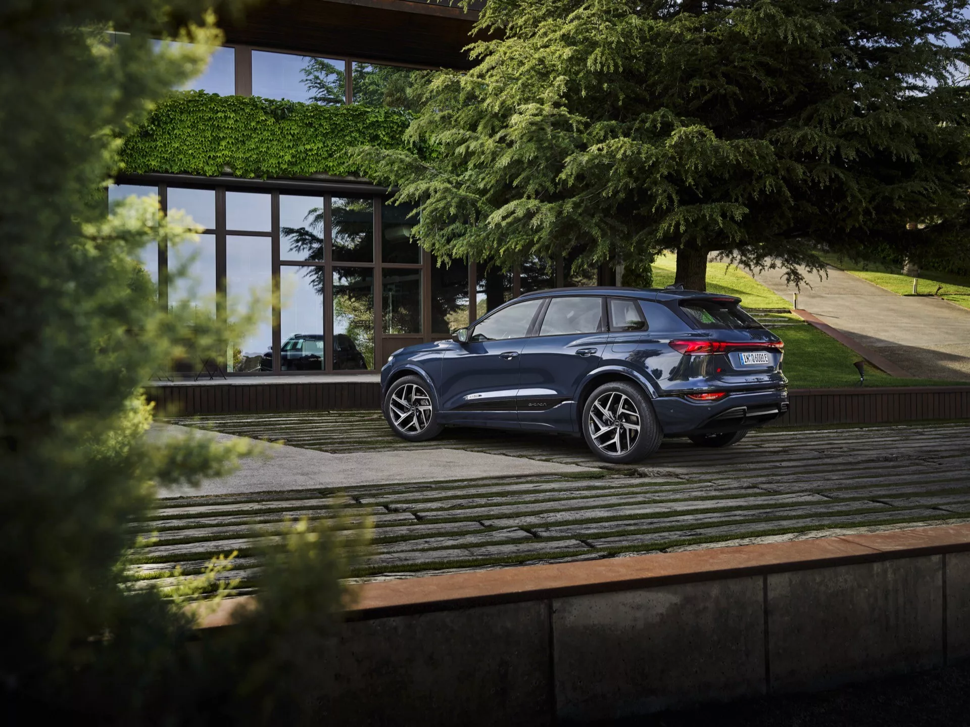 Audi Q6 e-tron 2024 avec un design élégant, une technologie électrique avancée, une calandre avant dynamique, un éclairage innovant et un intérieur luxueux.