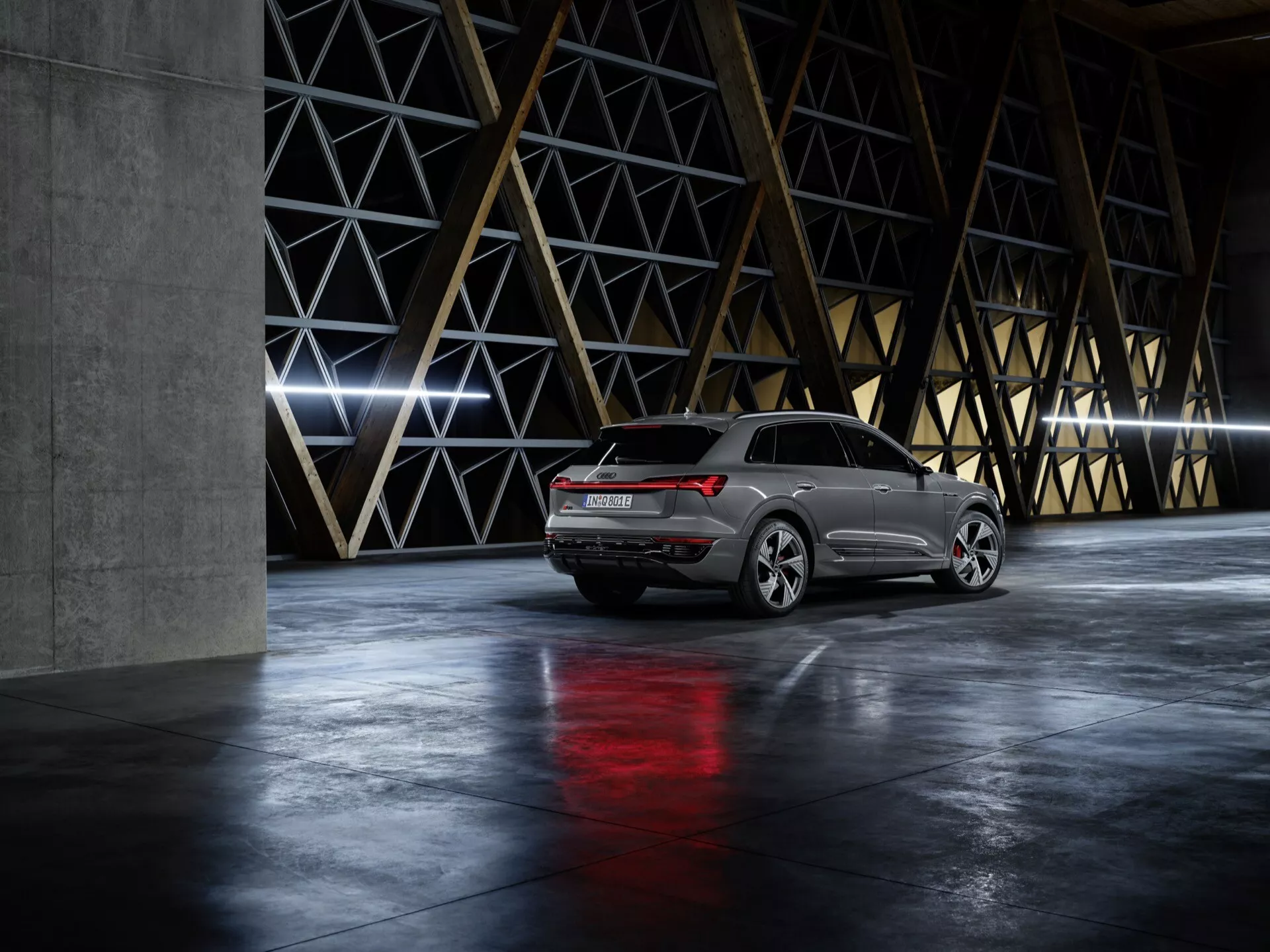 Audi Q8 e-tron 2023 en Blanc Glacier, présentant son extérieur élégant, ses phares LED avancés et sa silhouette dynamique