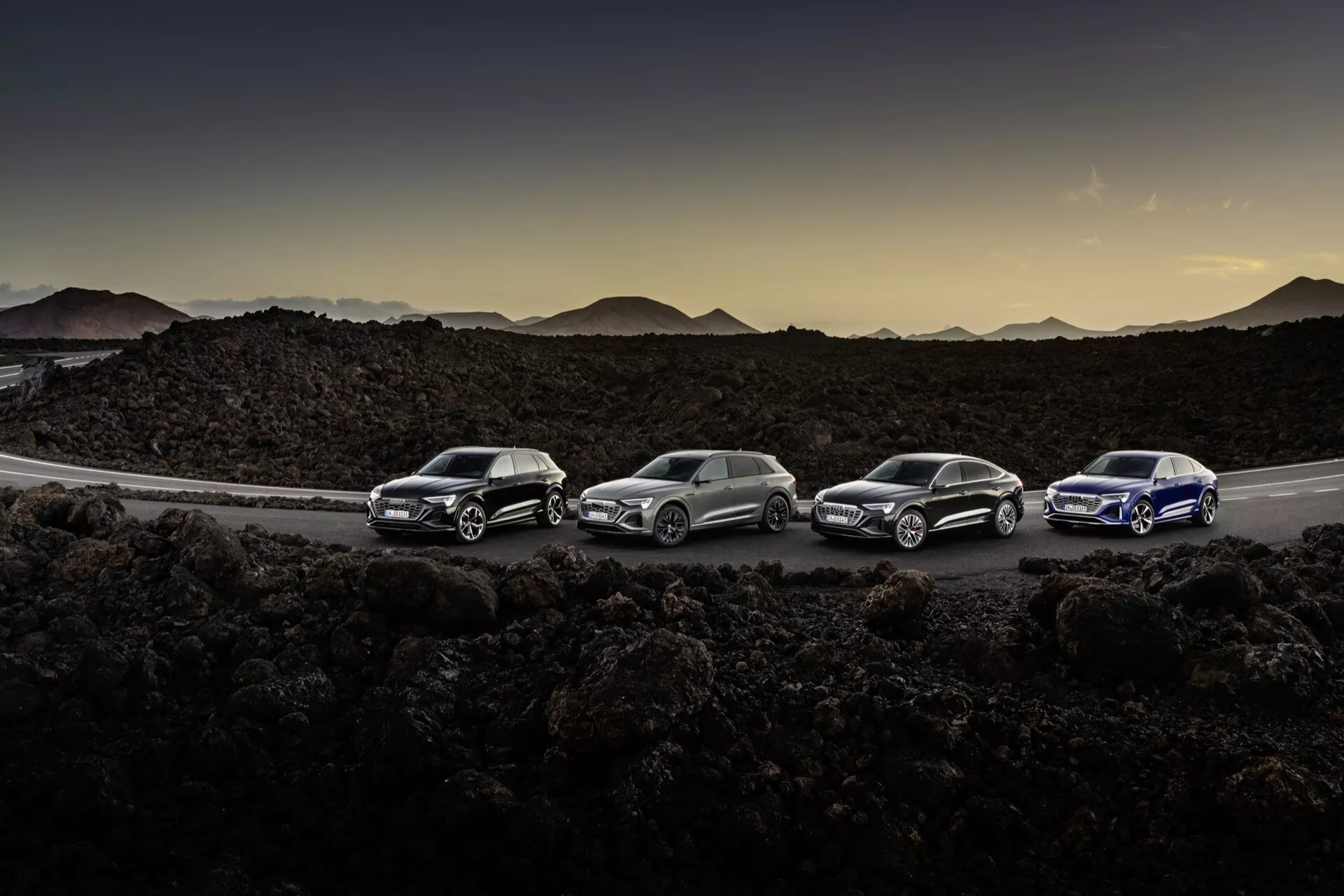 SUV électrique Audi Q8 e-tron 2023 en Blanc Glacier, présentant des fonctionnalités technologiques avancées et un design élégant