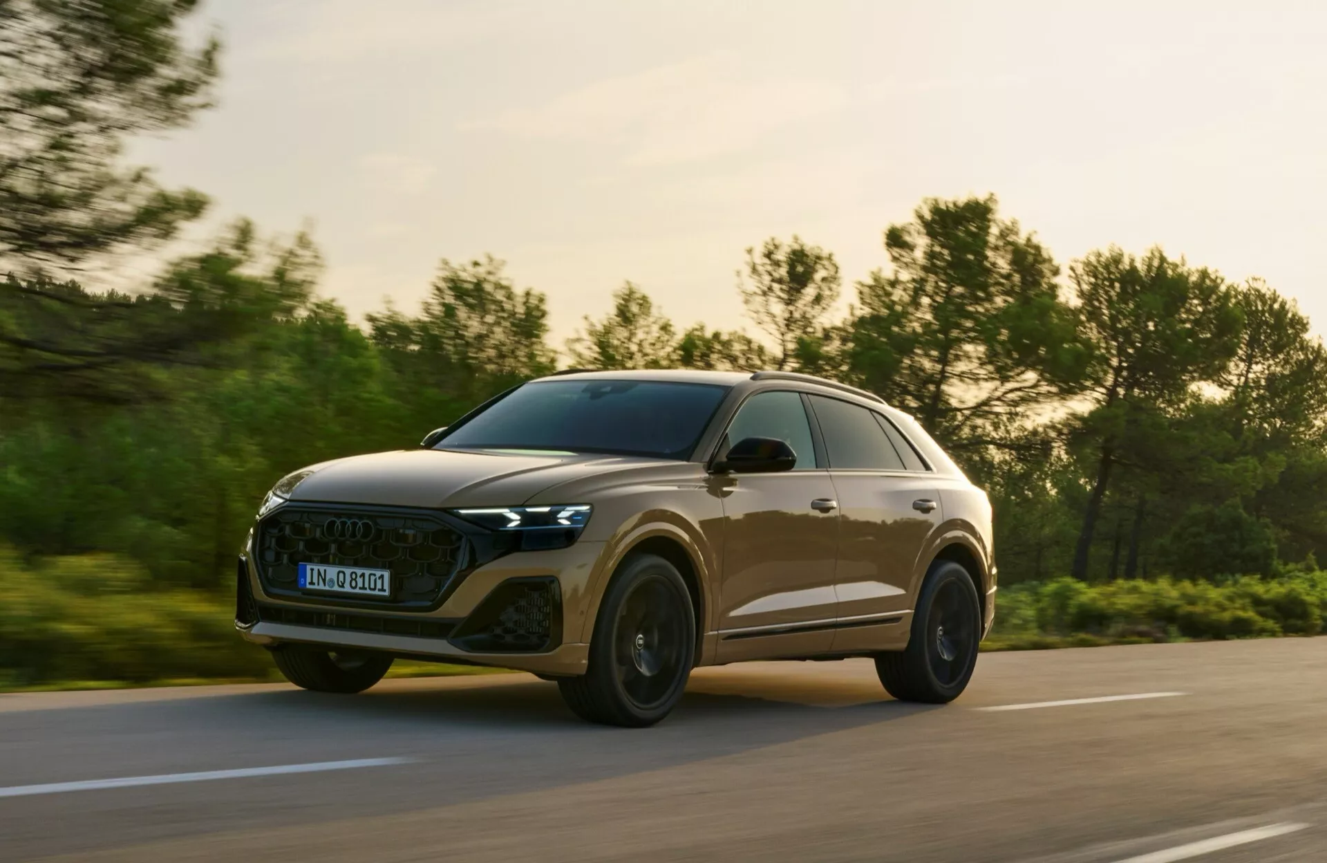 Audi Q8 2023 (4M Facelift) dans une pose dynamique soulignant son design élégant et ses caractéristiques avancées