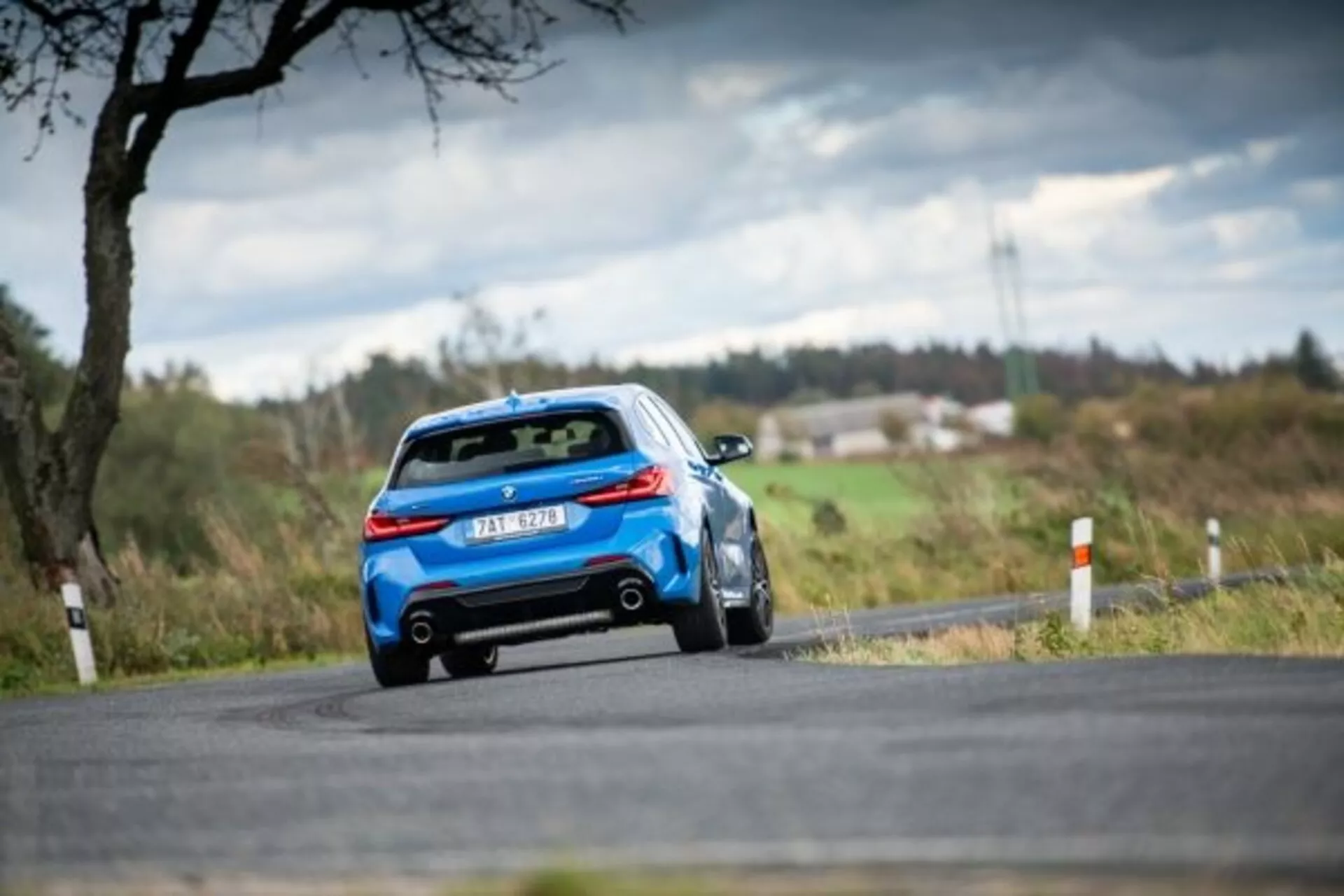 BMW série 1 M Performance 2019 en gris métallisé élégant, présentant une aérodynamique optimisée, des jantes alliage sportives et des phares à LED emblématiques