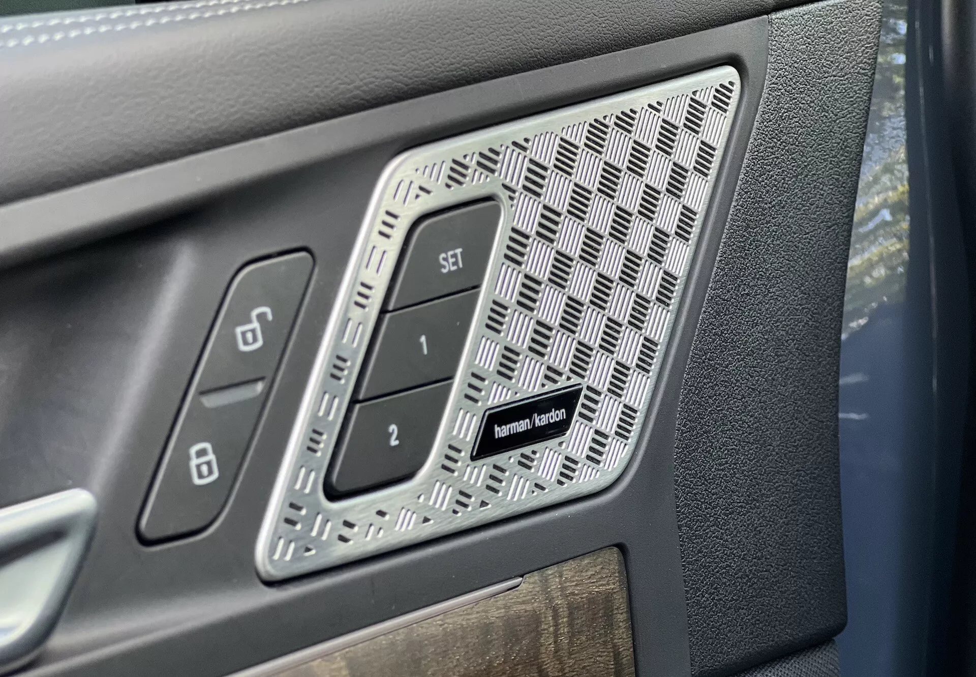 Vue rapprochée du panneau de porte côté conducteur de la BMW Série 2 Active Gran Tourer 2022 présentant des boutons de siège mémoire, verrouillage de porte, grille de haut-parleur premium et détails de finition de luxe