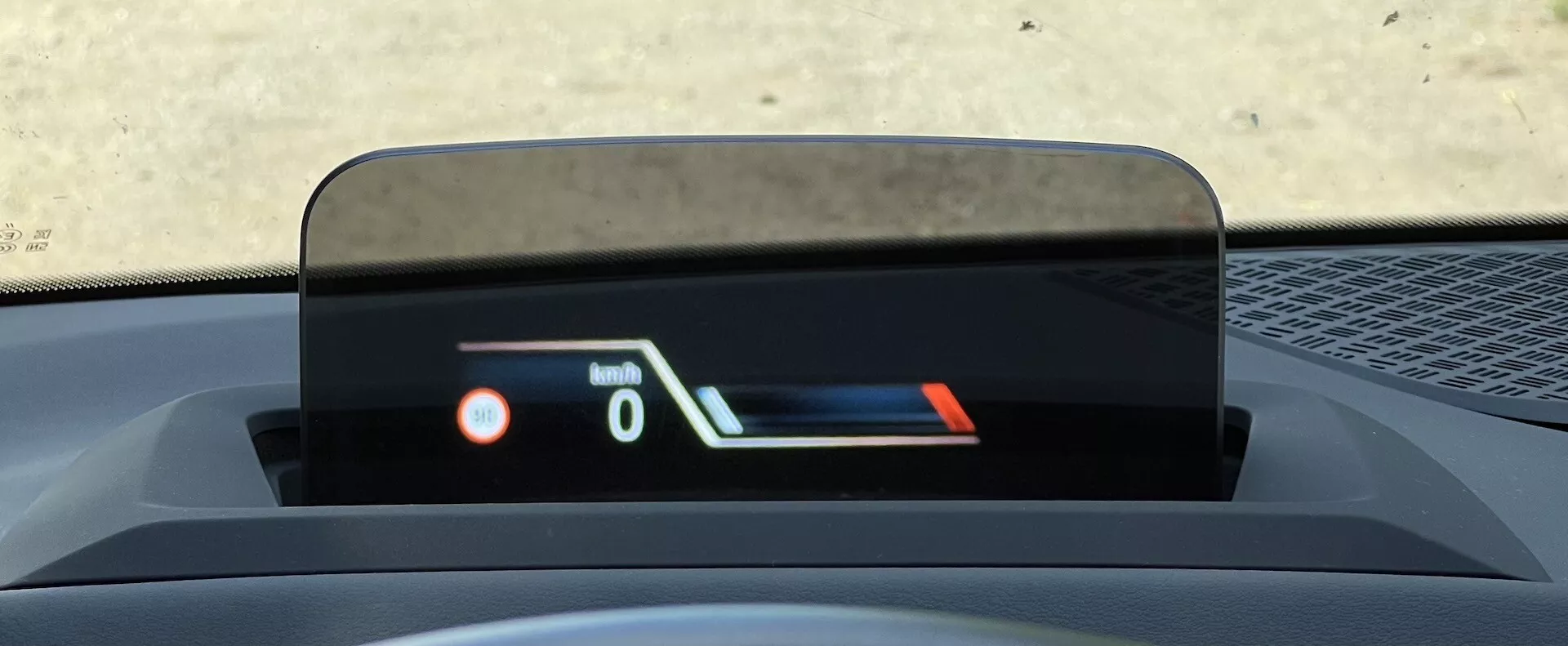 Vue rapprochée de l'affichage tête haute de la BMW Série 2 Active Gran Tourer 2022 montrant la vitesse et le niveau de carburant, mettant en lumière la technologie d'information et de sécurité avancée