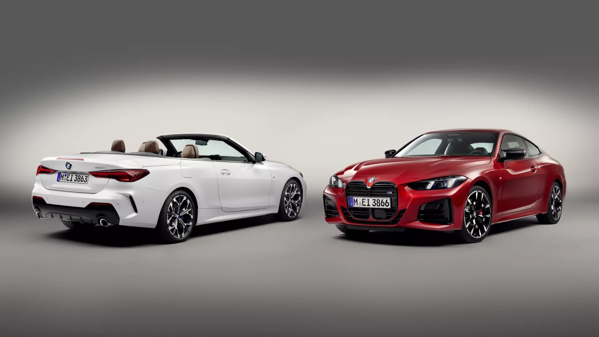 BMW Série 4 2024 (G22-G23-G26-G82-G83, facelift) exposant côte à côte un cabriolet blanc avec toit souple noir rétracté et un coupé rouge avec une façade avant agressive, tous deux sur un fond gris neutre mettant en valeur leur design élégant, jantes en alliage à multiples branches et caractéristiques orientées vers la performance.