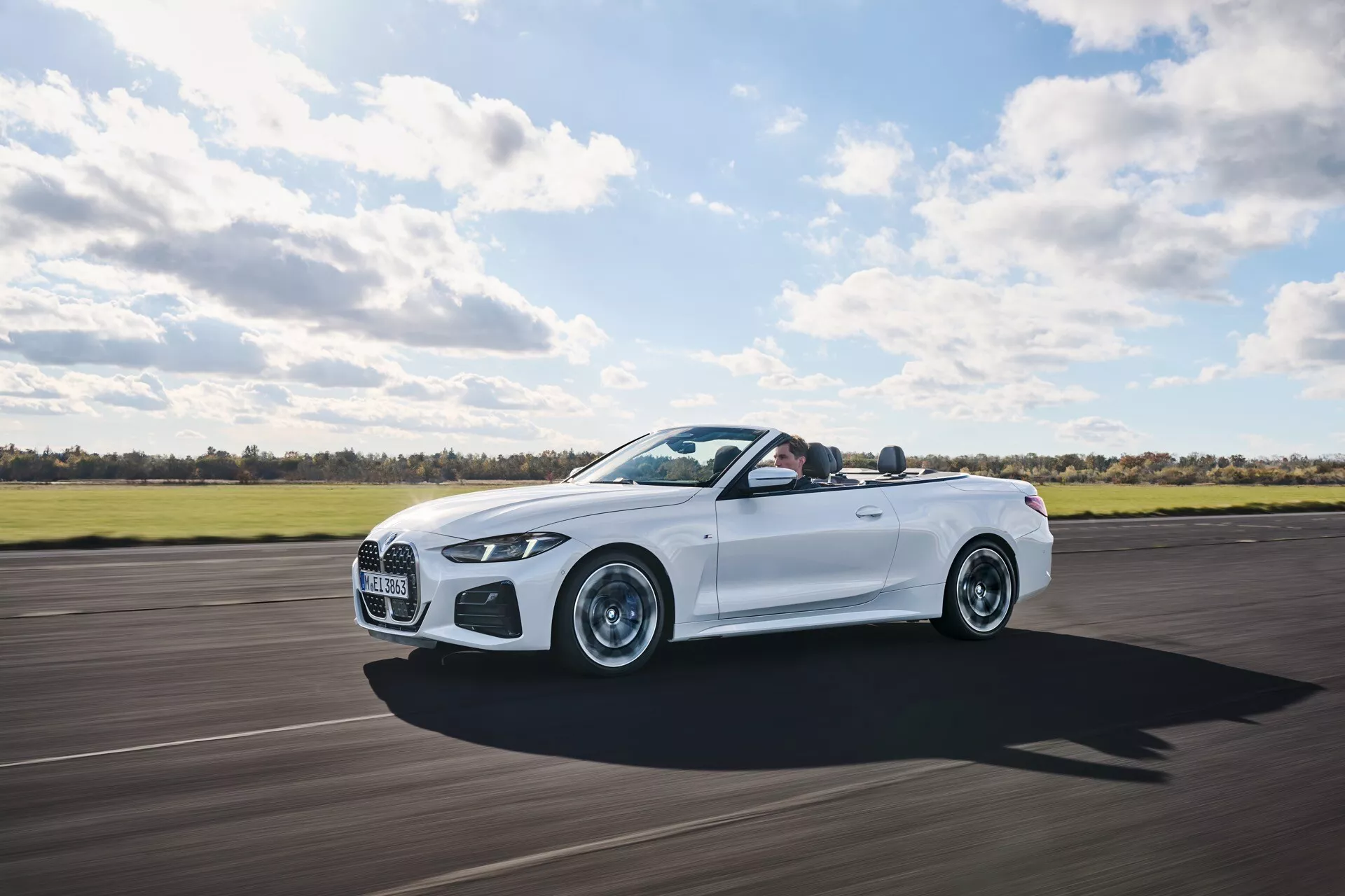 BMW Série 4 Cabriolet 2024 (G22-G23-G26-G82-G83 Facelift) en mouvement, mettant en avant le luxe à ciel ouvert, les lignes de design dynamiques et les caractéristiques haute performance
