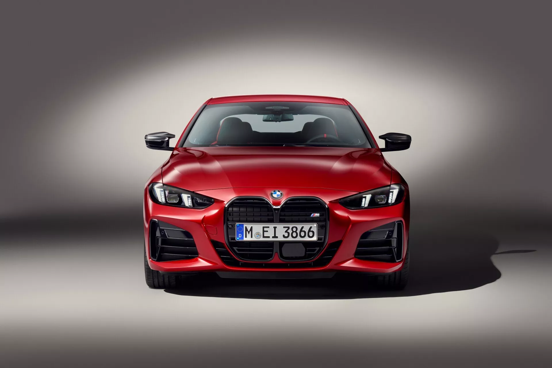 Vue de face de la BMW Série 4 2024 (G22-G23-G26-G82-G83 Facelift) avec phares LED, grande calandre en forme de rein et design aérodynamique sur un fond gris dégradé