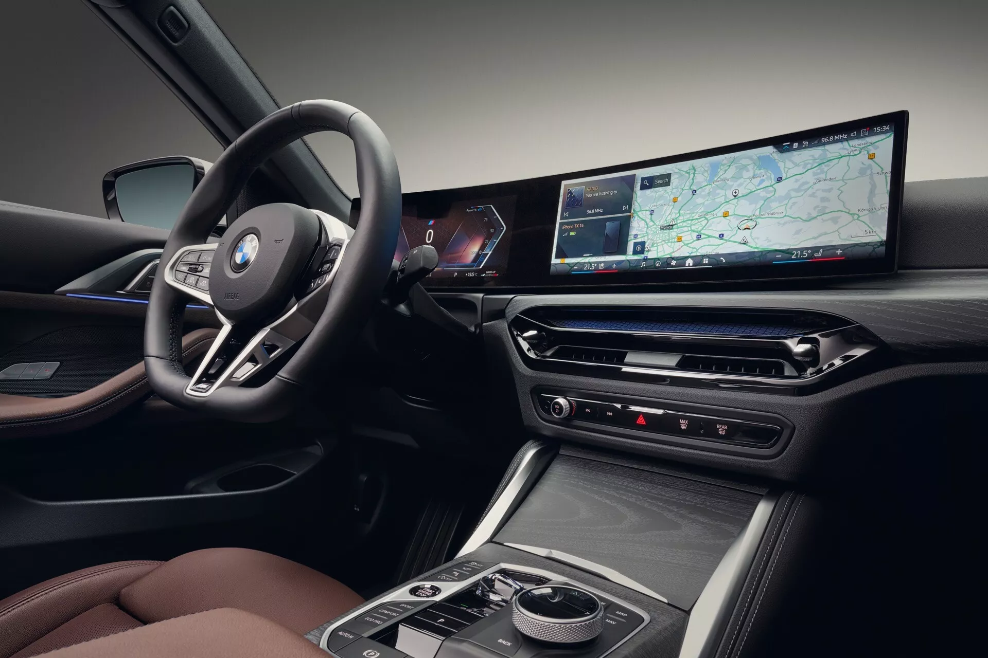 Vue détaillée de l'intérieur de la BMW Série 4 2024 (G22-G23-G26-G82-G83 Facelift) montrant le tableau de bord sophistiqué, le cluster d'instruments numériques et le système d'infodivertissement multimédia du point de vue du passager avant, mettant en avant le volant avec logo de marque de luxe et fonctionnalités de commande avancées, contrôle climatique bi-zone et sièges en cuir de haute qualité.