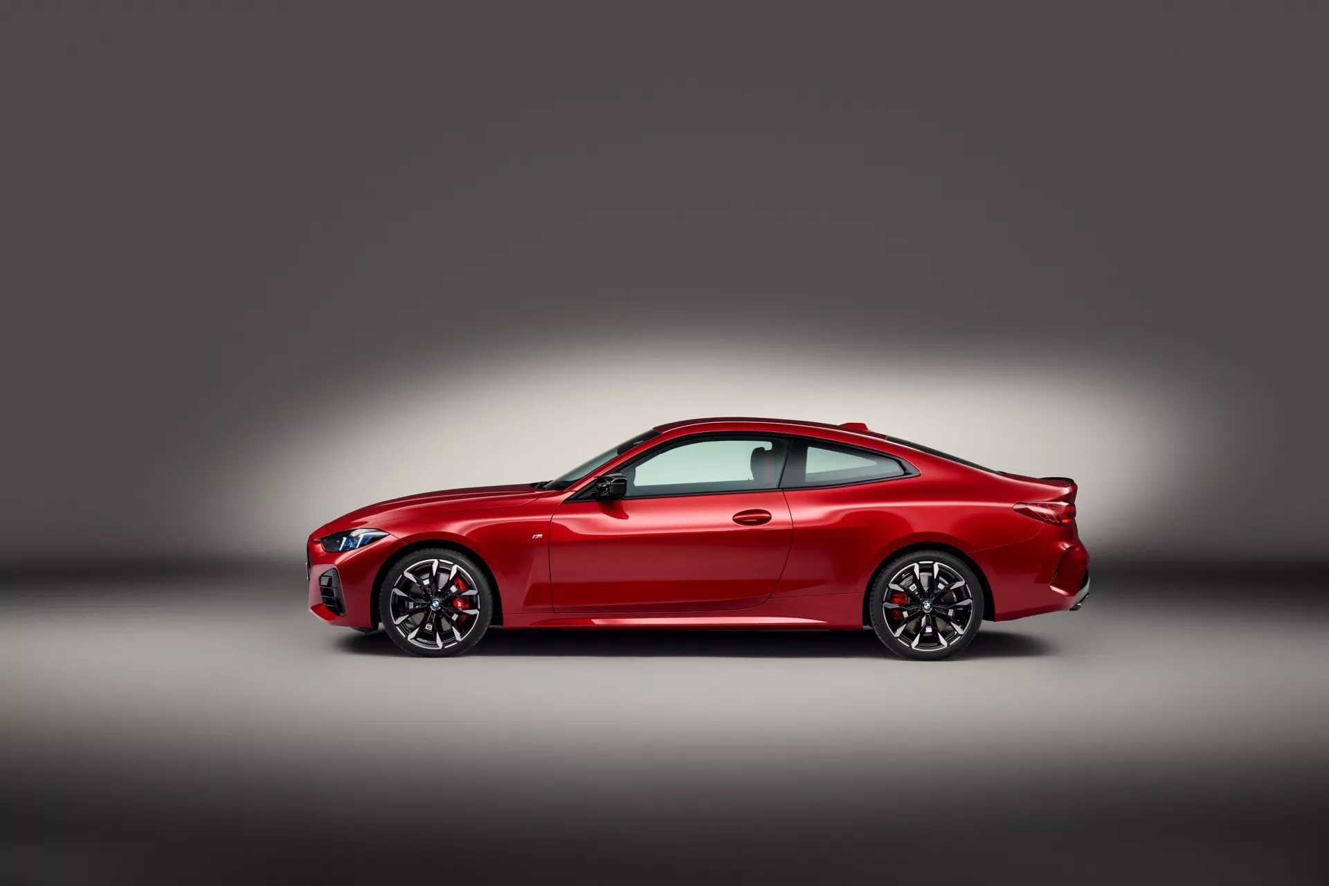 BMW Série 4 2024 (G22-G23-G26-G82-G83 Facelift) présentant un design extérieur mis à jour et de nouvelles fonctionnalités