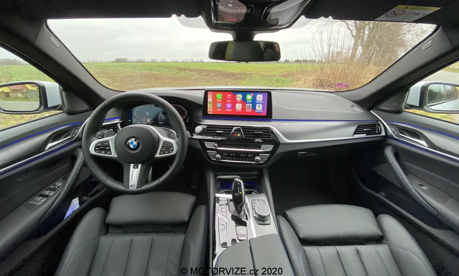 Vue avant de la BMW 520i Touring Steptronic 2020 en finition métallique élégante, présentant son design élégant, ses phares LED avancés et sa calandre emblématique en forme de haricot dans un cadre urbain moderne.
