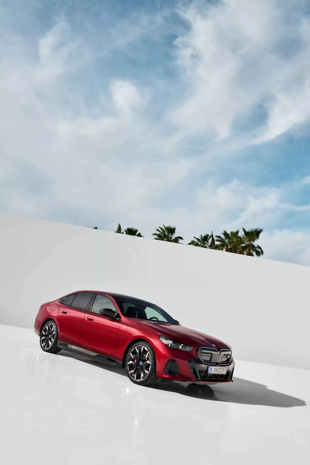 BMW Série 5 2023 (G60-G61) présentant un design élégant, des fonctionnalités technologiques avancées et une gamme de moteurs puissants