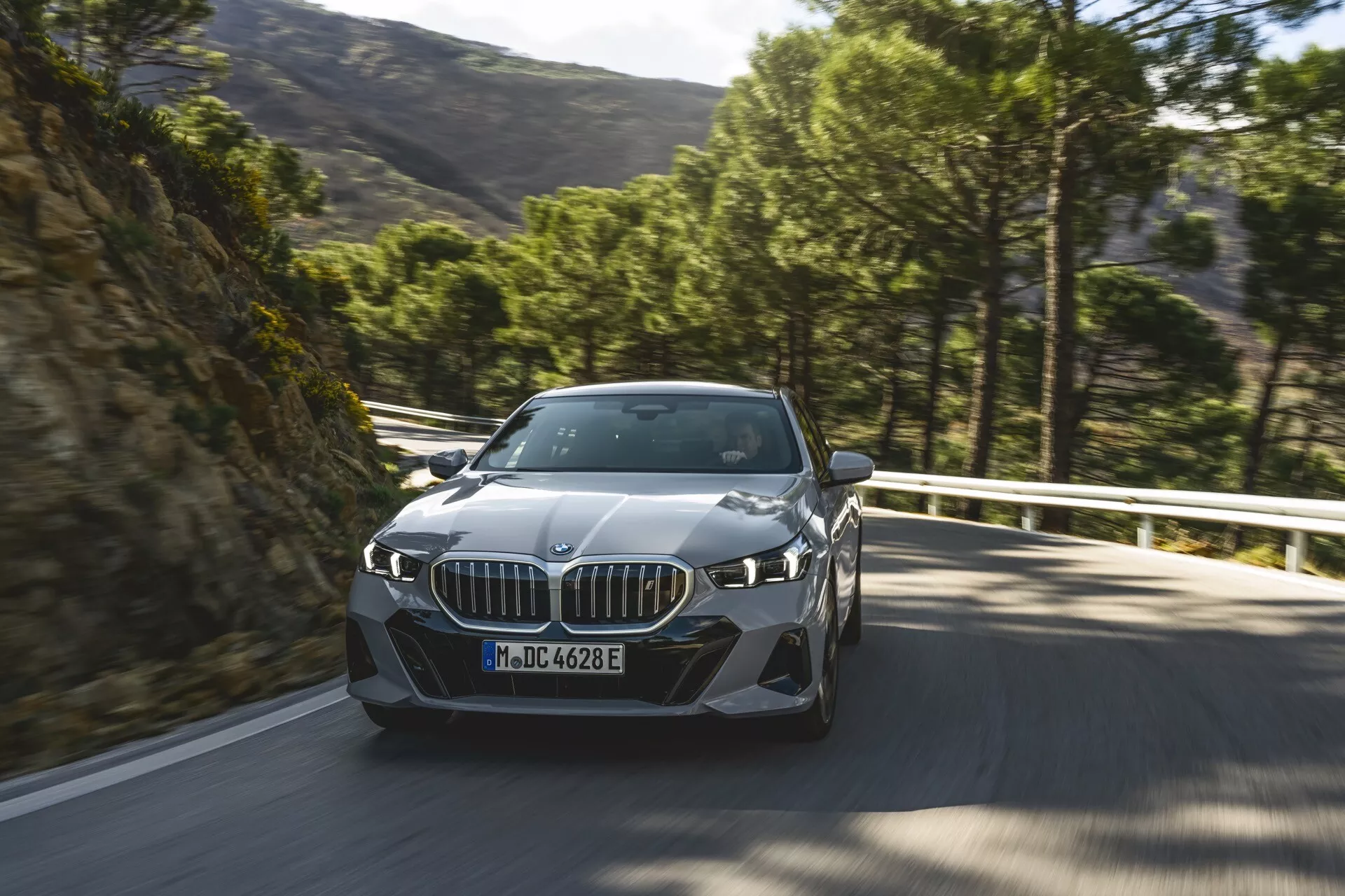 BMW Série 5 2023 (G60-G61) présentant son design sophistiqué et ses fonctionnalités technologiques avancées