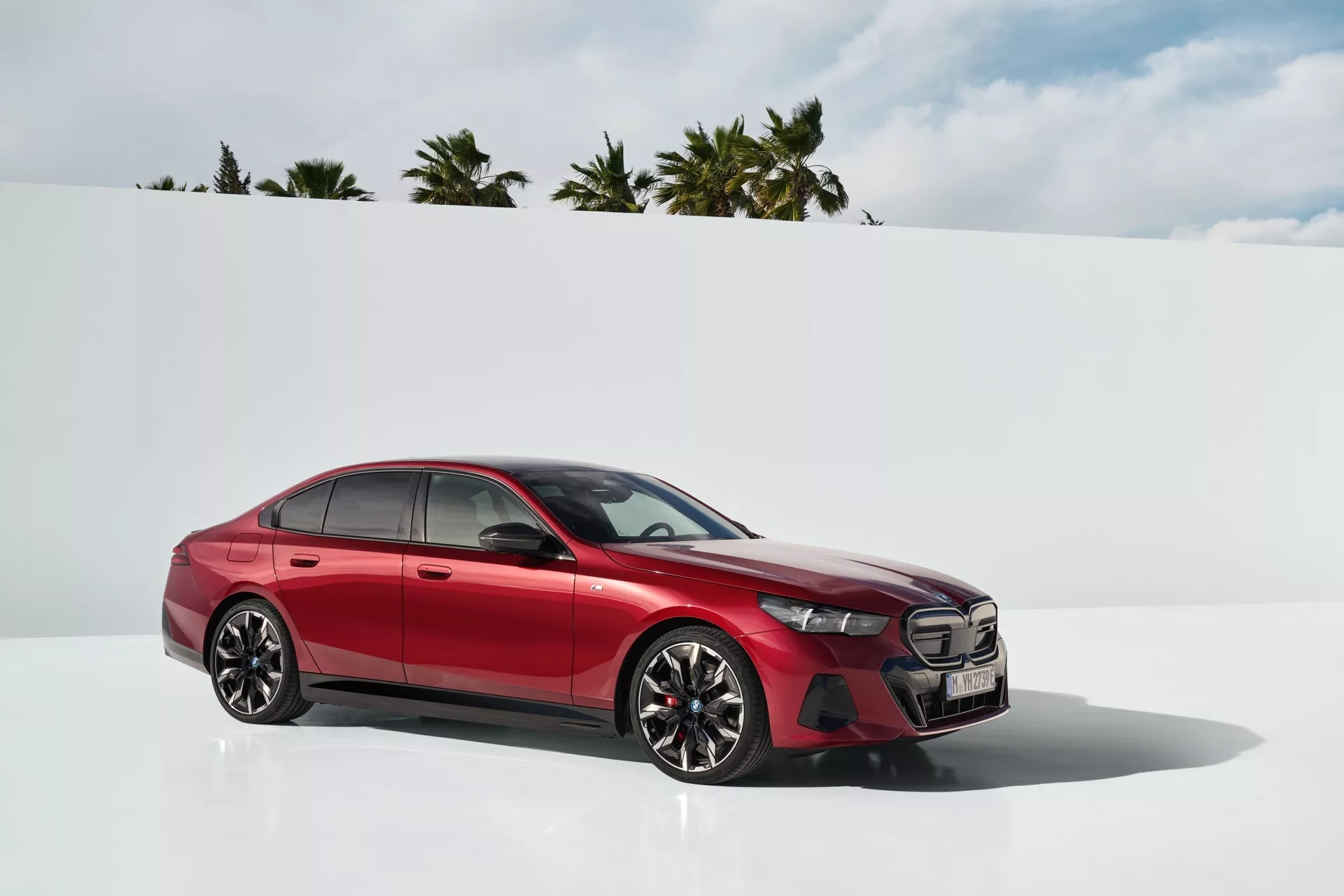 Série BMW 5 (G60-G61) 2023 présentant son design élégant, ses caractéristiques technologiques avancées et ses performances puissantes dans un environnement urbain moderne