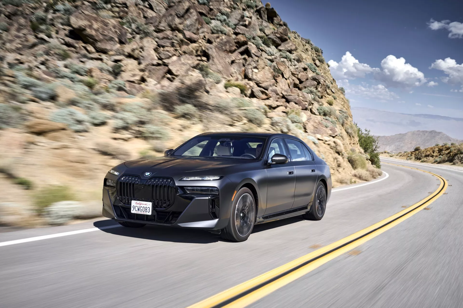 BMW i7 G70 2022 présentant son design extérieur élégant, son système d'éclairage innovant et ses finitions modernes de luxe