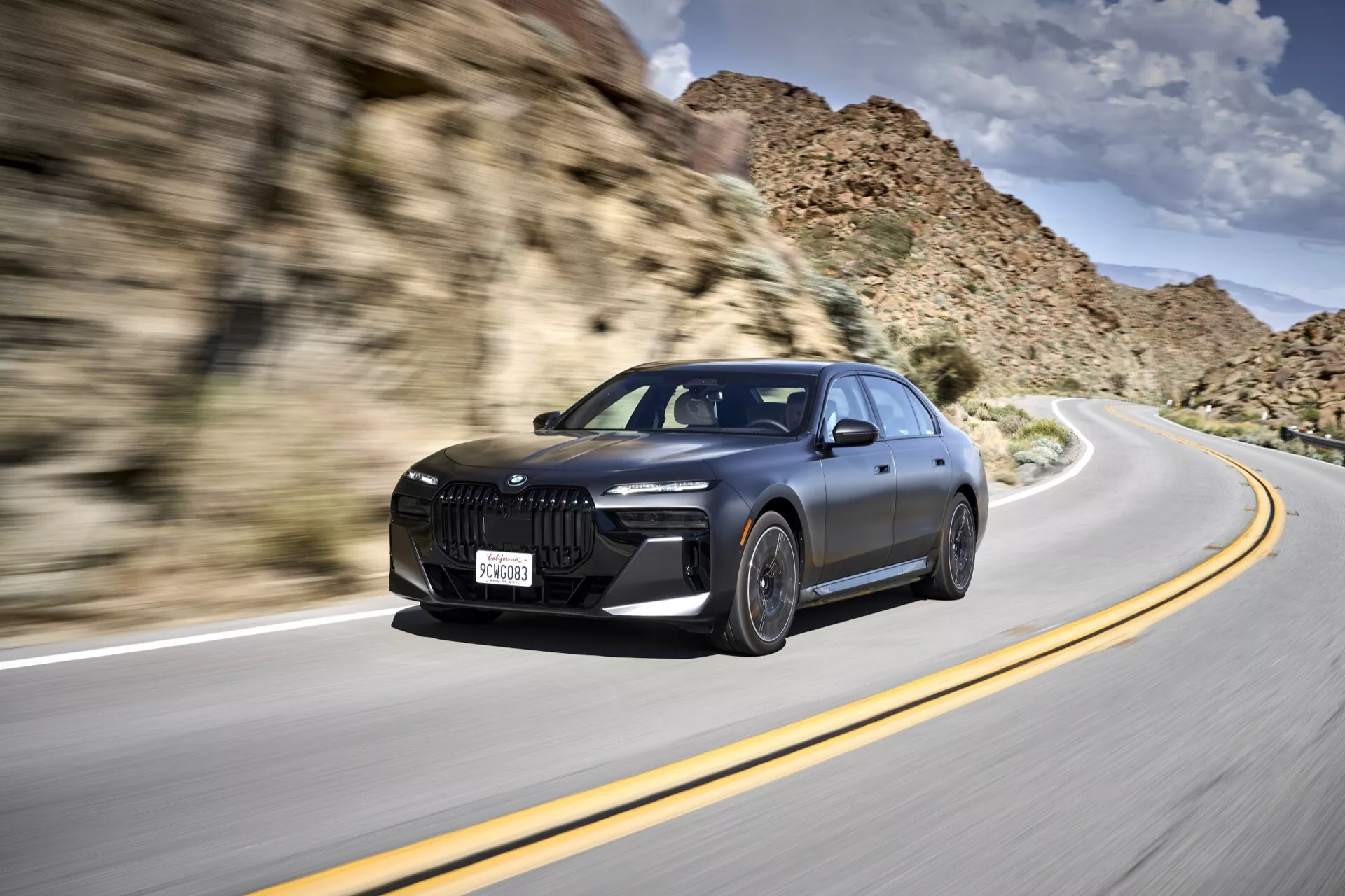 BMW i7 G70 2022 en noir élégant présentant une technologie avancée et des caractéristiques de luxe