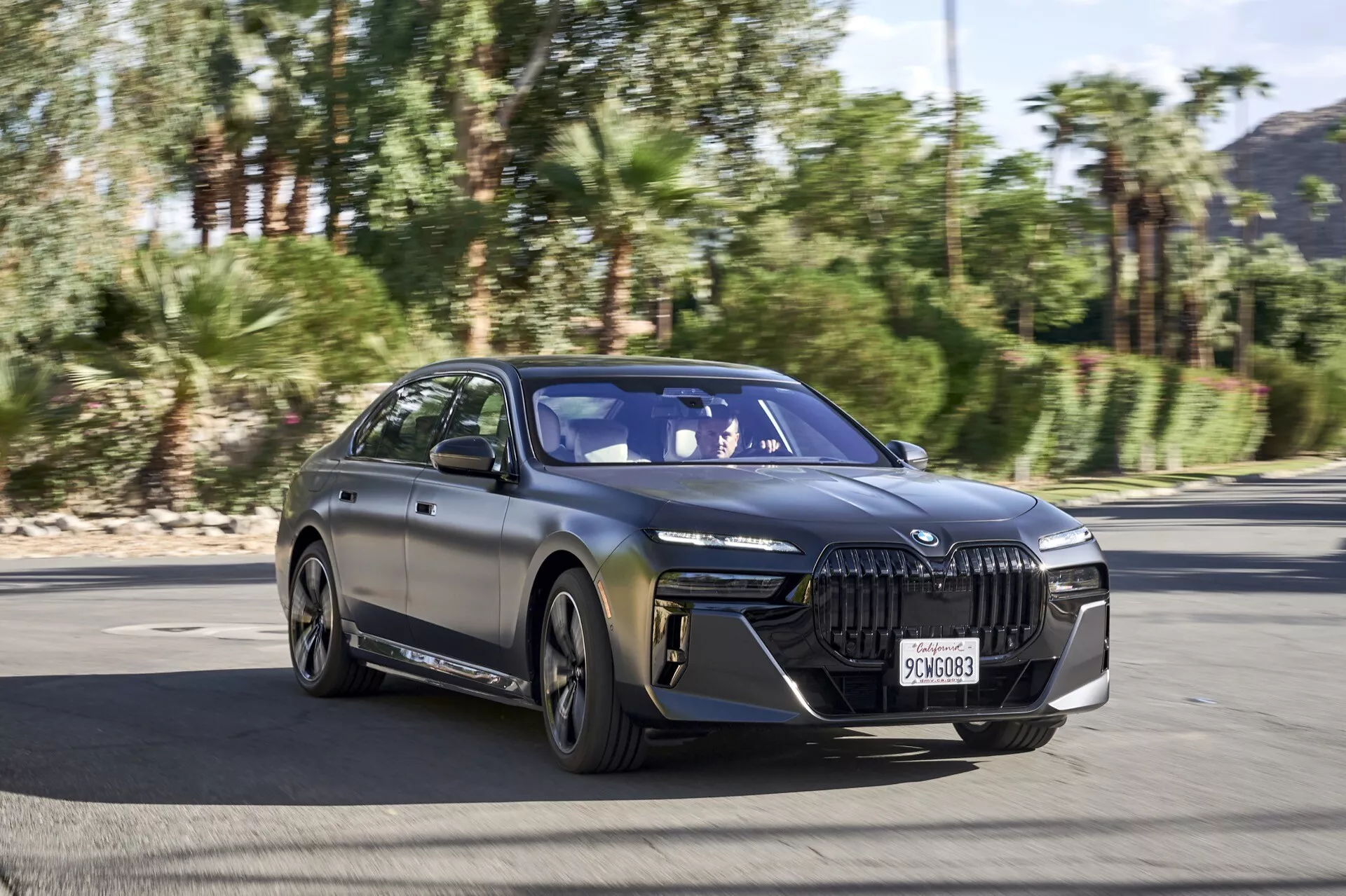 Sedan de luxe électrique BMW i7 G70 2022 en mouvement sur une autoroute, mettant en avant son design élégant et ses fonctionnalités technologiques avancées