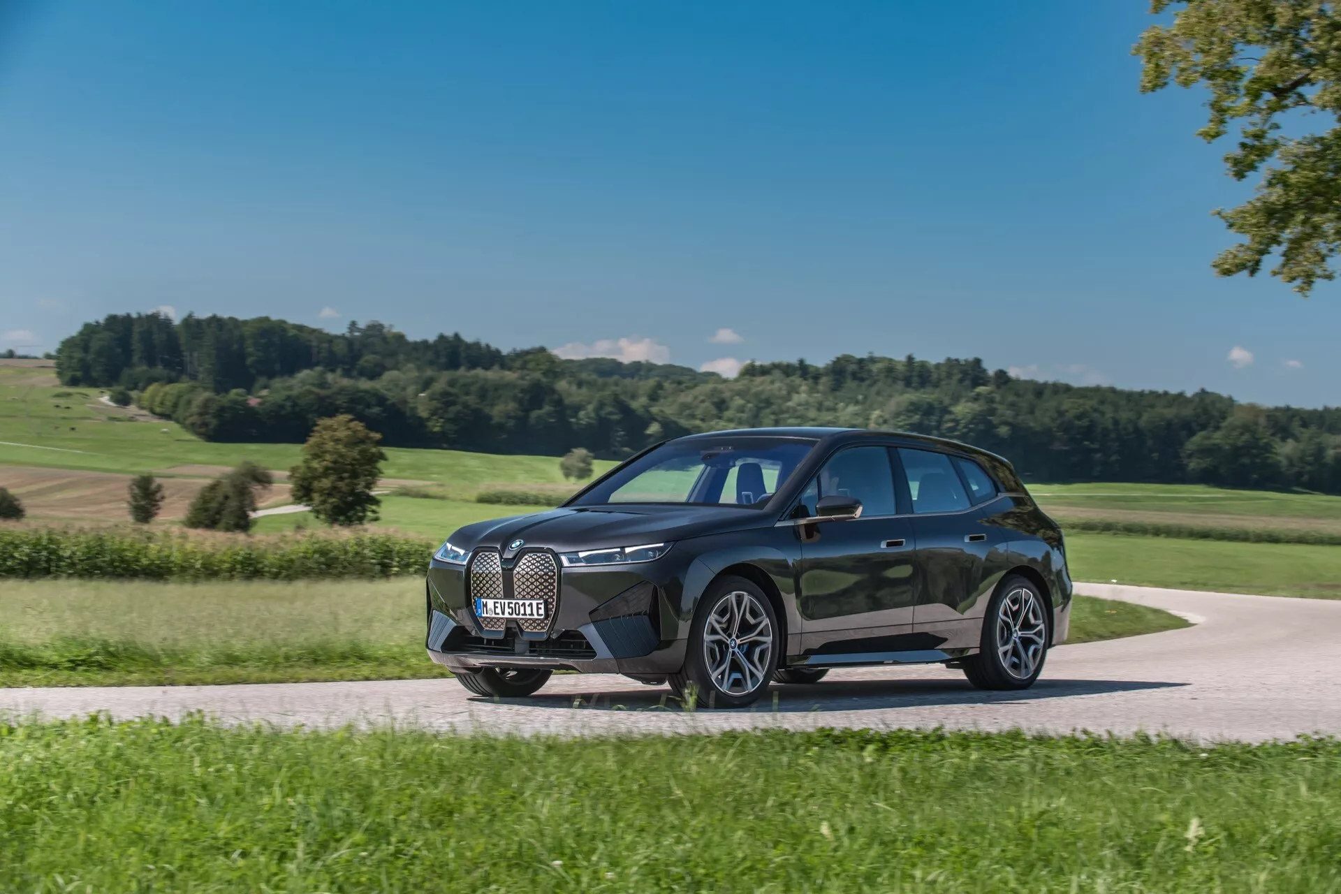 BMW iX i20 de 2021 dans un design élégant présentant son extérieur futuriste, ses lignes élégantes et sa technologie innovante