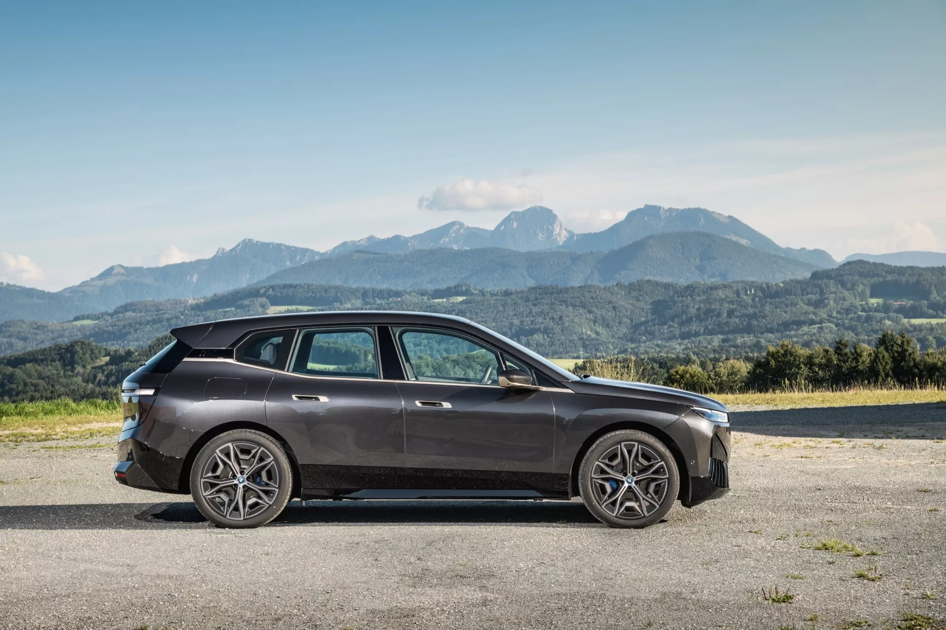 Modèle électrique BMW iX 2021 en couleur noire avec design futuriste et caractéristiques de technologie moderne en exposition