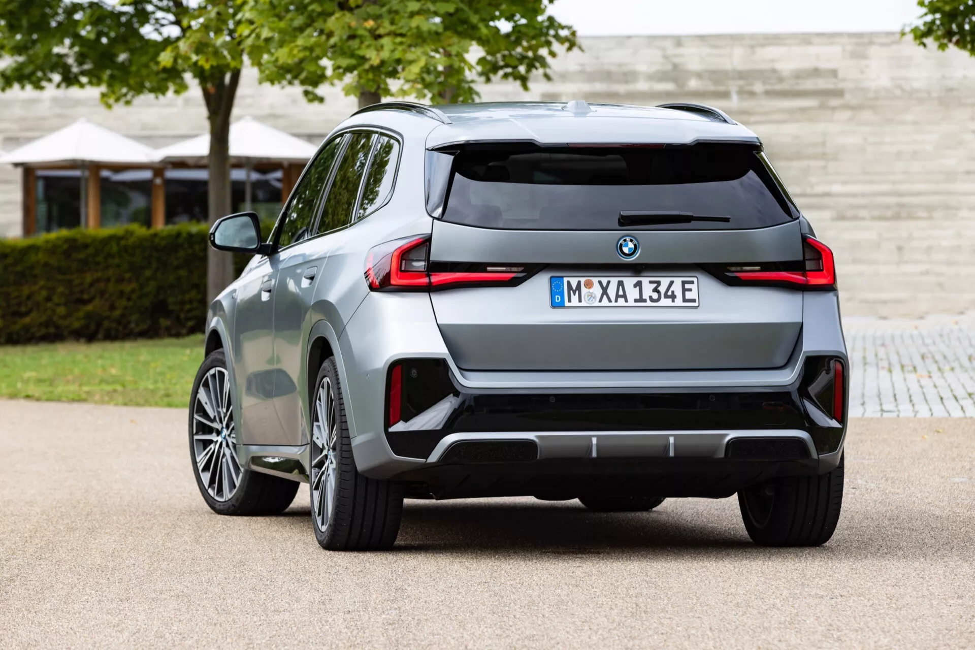 Vue de face de la BMW iX1 2022 (U11) présentant son design élégant, son système d'éclairage innovant et sa structure aérodynamique.