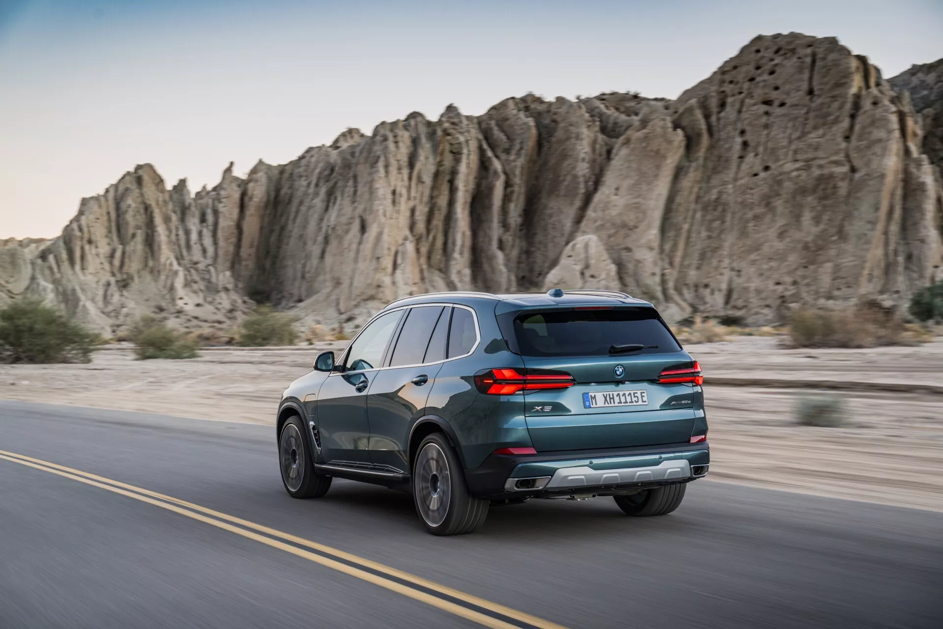 Modèle restylé de la BMW X5 2023 (G05-F95) en Blanc Alpin présentant son design dynamique, ses phares LED et ses nouvelles jantes en alliage