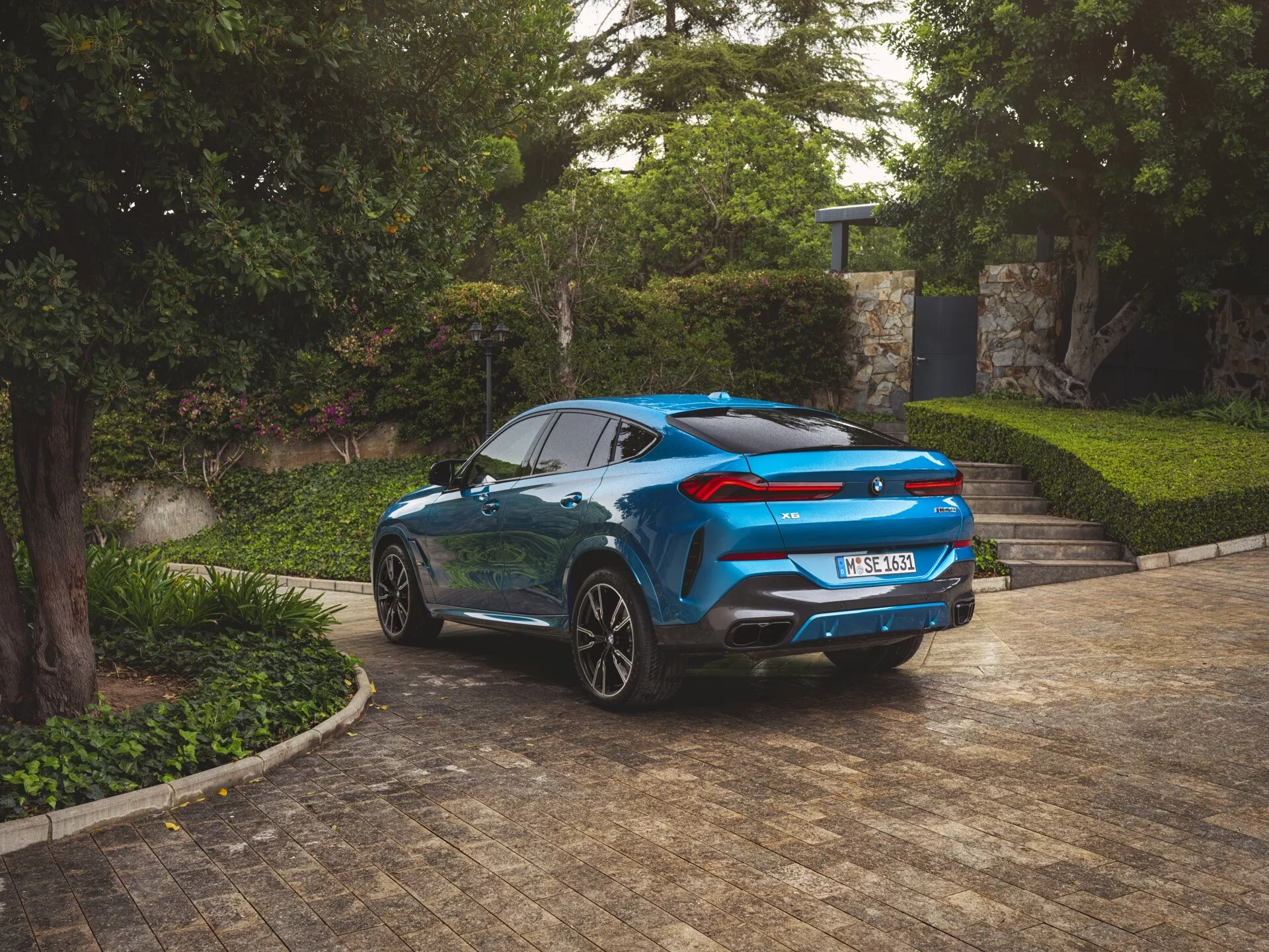 Modèle 2023 de la BMW X6 (G06-F96) avec facelift, présentant un design élégant et des fonctionnalités avancées dans une pose dynamique