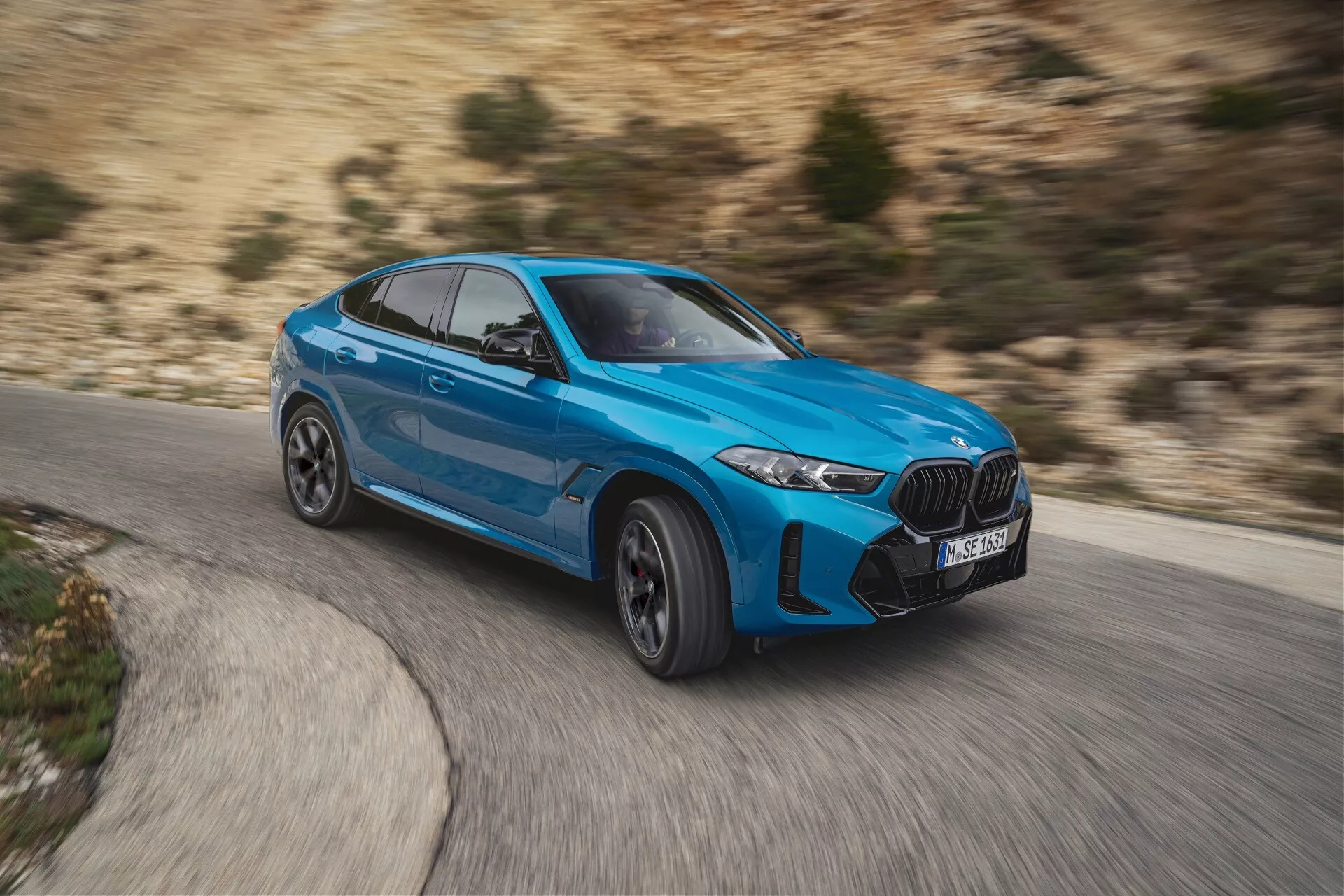 BMW X6 2023 (G06-F96 Facelift) présentant son design élégant, son aérodynamique avancée et son intérieur de luxe dans un cadre dynamique