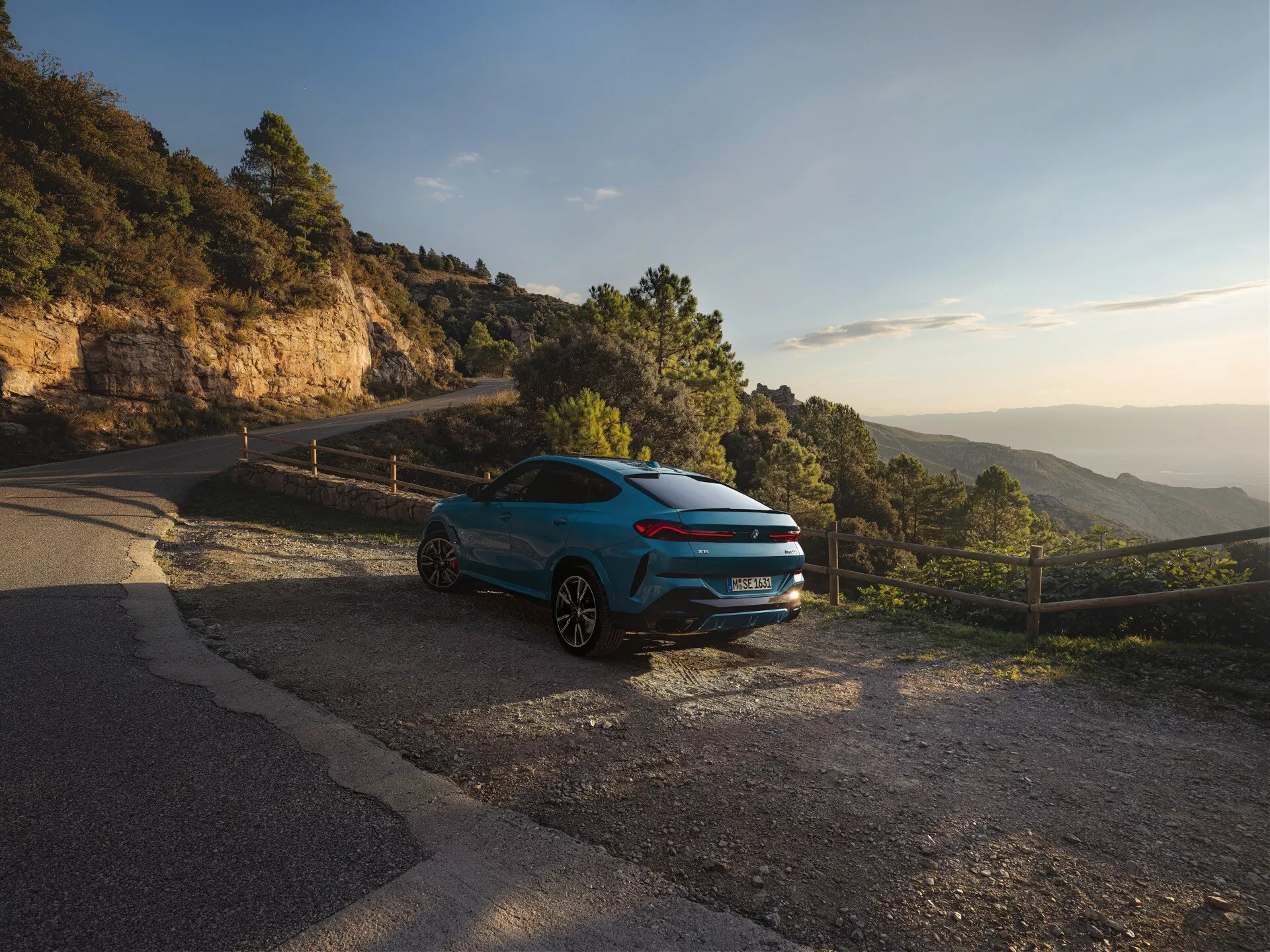 BMW X6 2023 (G06 F96 restylage) présentant son design élégant, ses caractéristiques technologiques modernes et son puissant moteur dans une élégante exposition