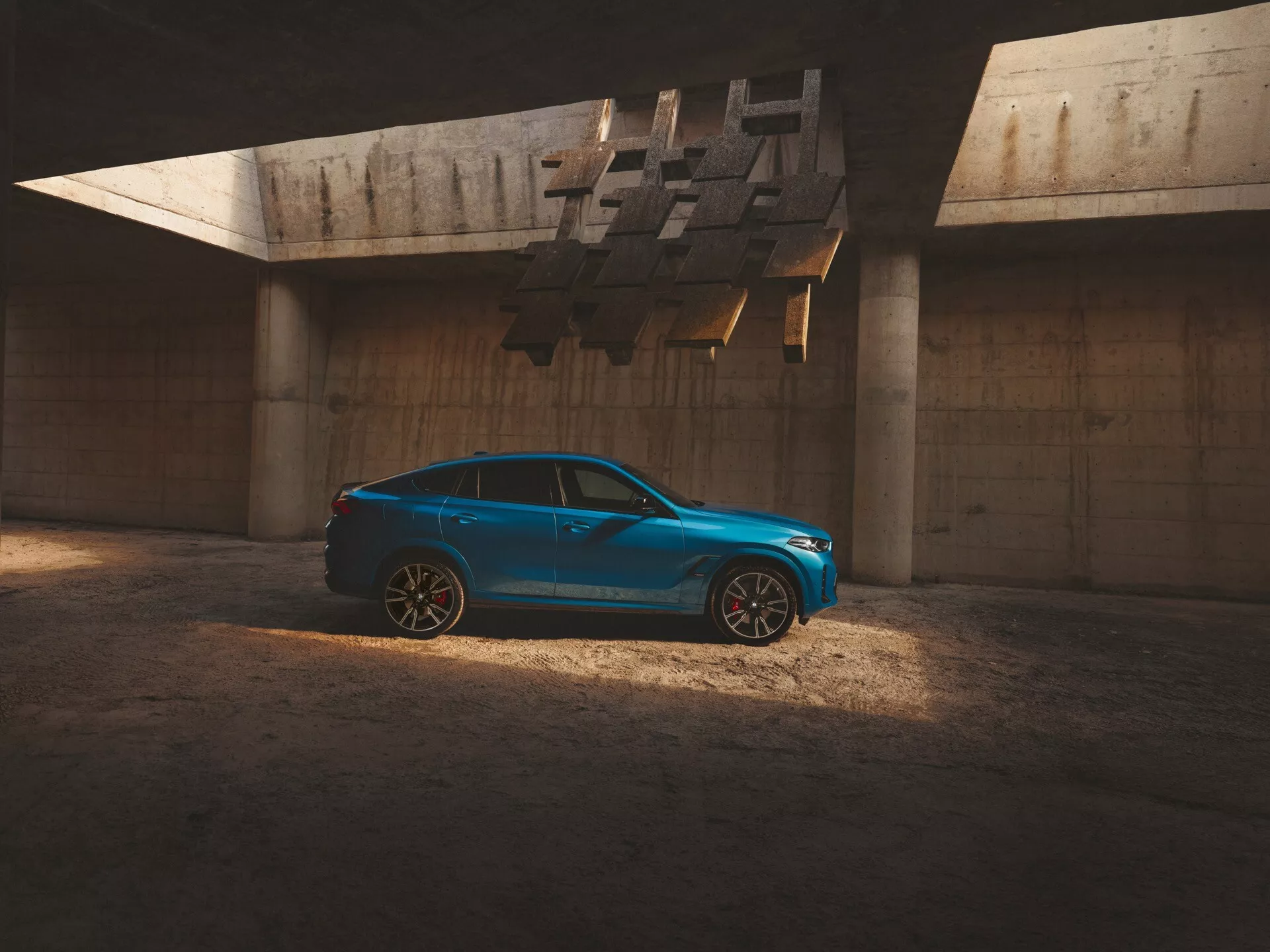 Modèle restylé BMW X6 2023 (G06-F96) en pose dynamique montrant les détails, les fonctionnalités avancées et le design élégant
