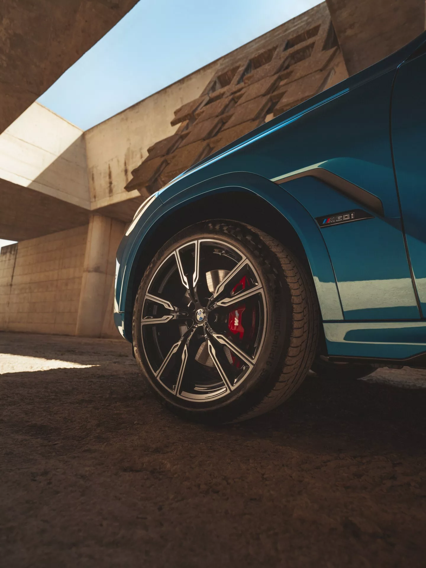 BMW X6 2023 (G06 F96 restylé) présentant son design élégant et ses caractéristiques avancées dans une pose dynamique