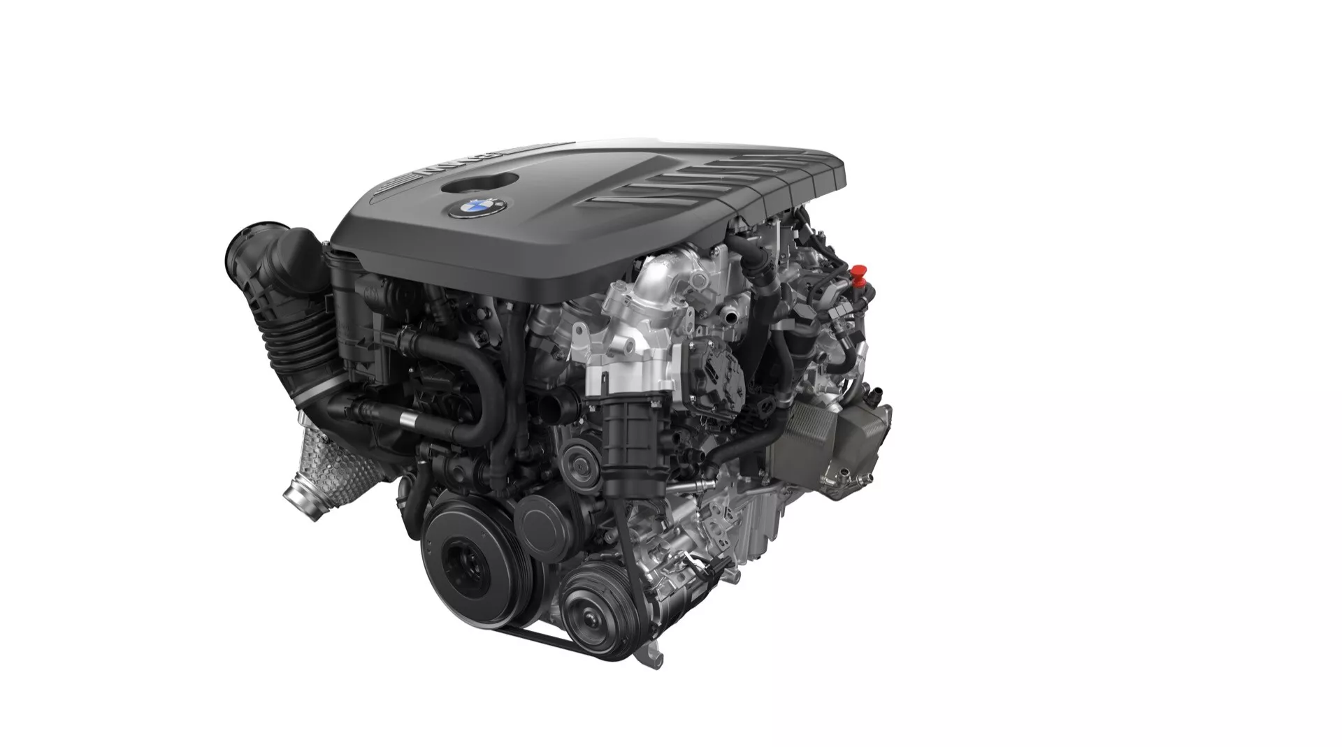 Vue détaillée du moteur turbo de la BMW X7 2022 (G07-facelift) depuis le côté avant droit, présentant le couvercle du moteur, les composants d'entraînement des accessoires incluant l'alternateur et la pompe à eau, divers tuyaux et faisceaux de câbles, impliquant une technologie de combustion interne moderne avec des éléments de contrôle des émissions, isolée pour souligner les caractéristiques de design et de performance du moteur.