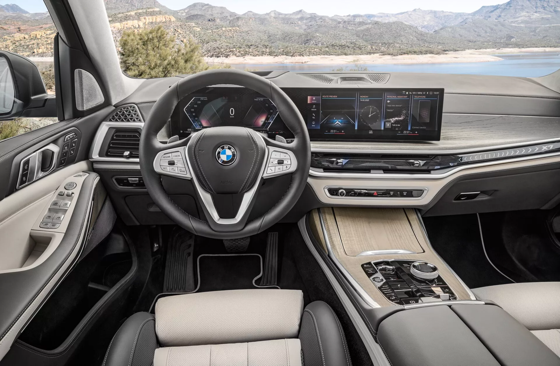 Vue intérieure du BMW X7 2022 (G07-Facelift) mettant en valeur la zone du conducteur et la console centrale avec un cockpit numérique et un volant multifonctions