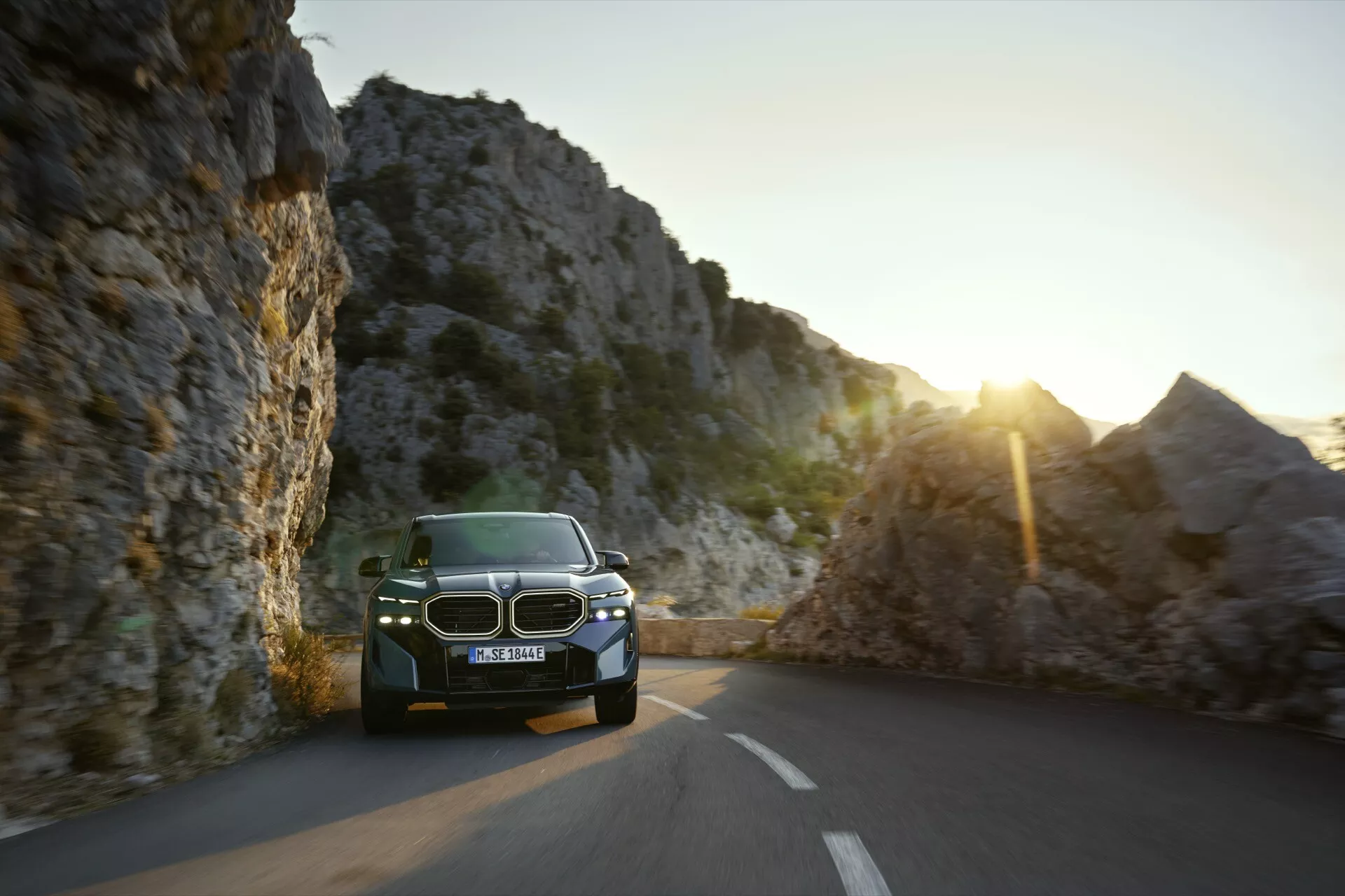 BMW XM (G09) 2023 présentant son design élégant, sa technologie hybride innovante et son intérieur luxueux